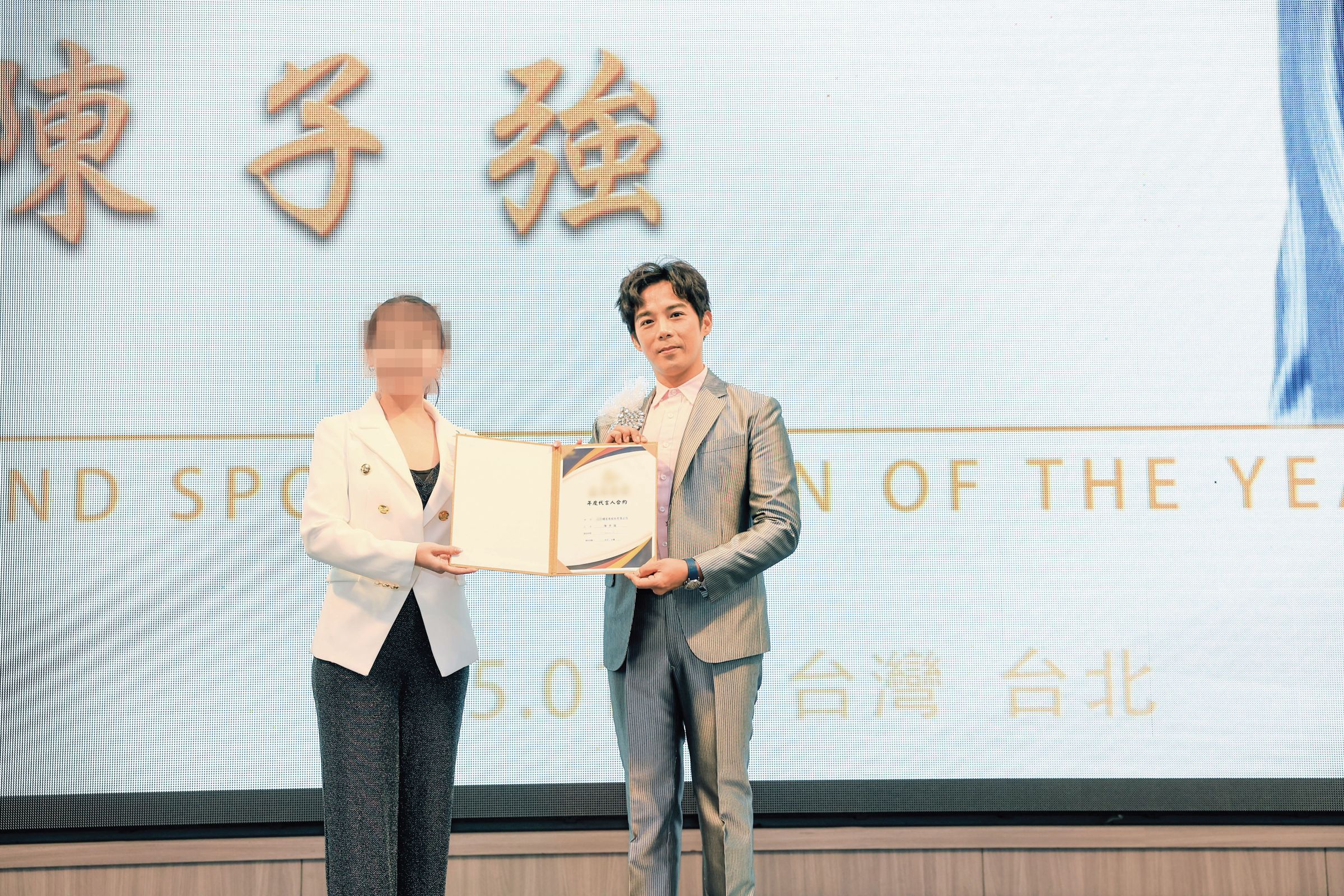 陳子強(右)與B小姐(左)相識7年,還擔任她公司的代言人。(翻攝集團官網)