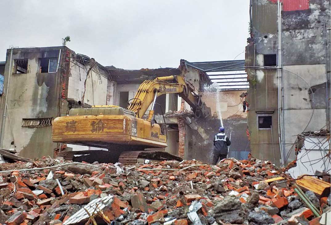 元賀建設動用怪手等重型機具，以粗暴方式拆屋，造成嚴重鄰損。（住戶提供）