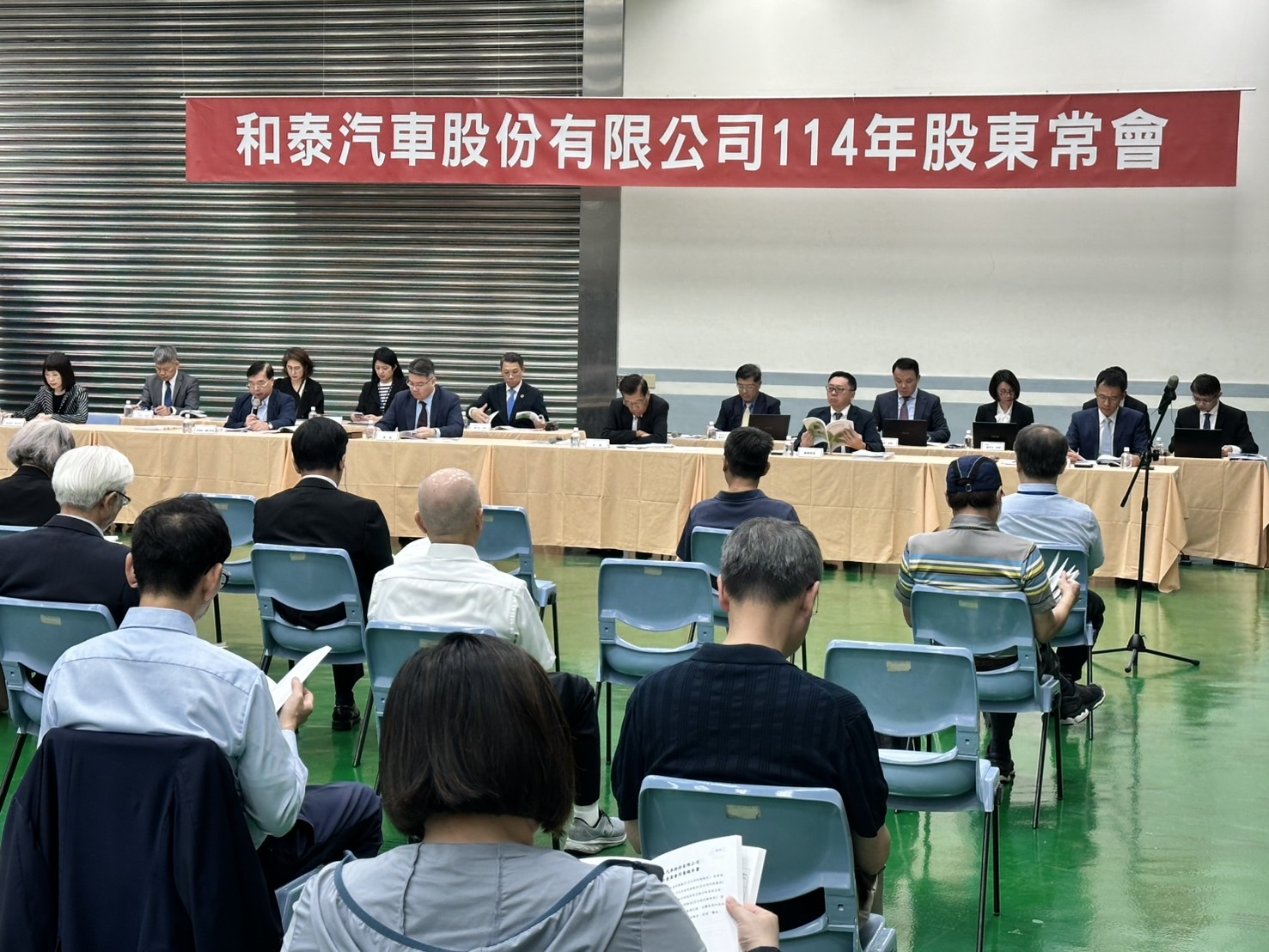 和泰車近日發放年中紅利，員工笑擁大紅包入袋。（和泰車提供）