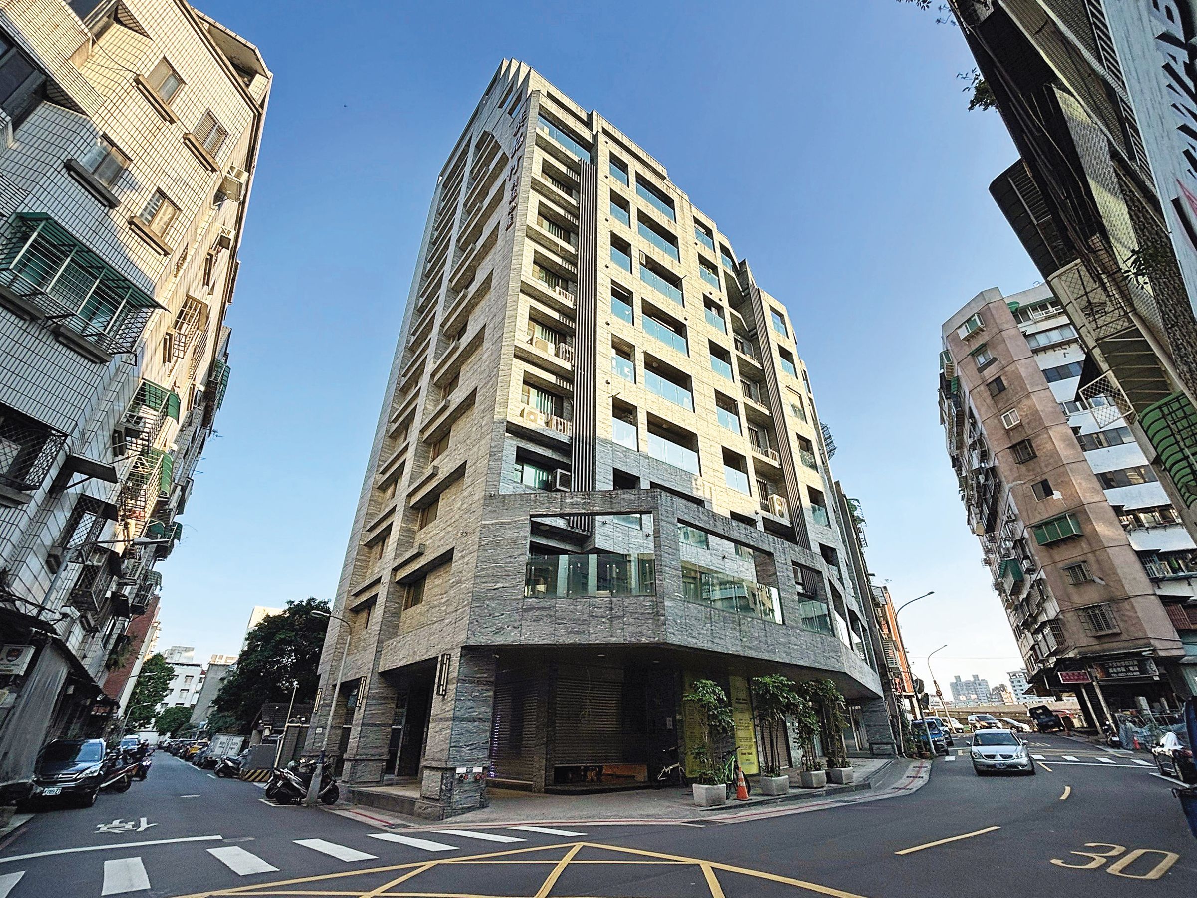 夢想入住蛋黃區的民眾，可參考台北市中正區廈門街的電梯大樓，單價7字頭即擁有燙金門牌。（台灣金聯提供）