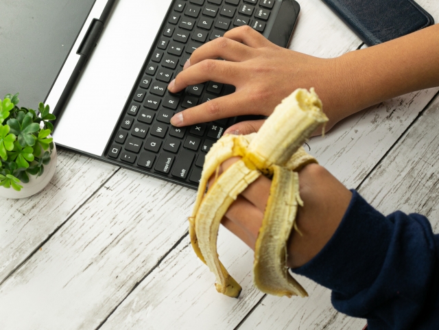 全球最大色情網站Pornhub公布2023年度回顧統計，「黃金時代」類型成黑馬奪冠。（示意圖，photoAC）