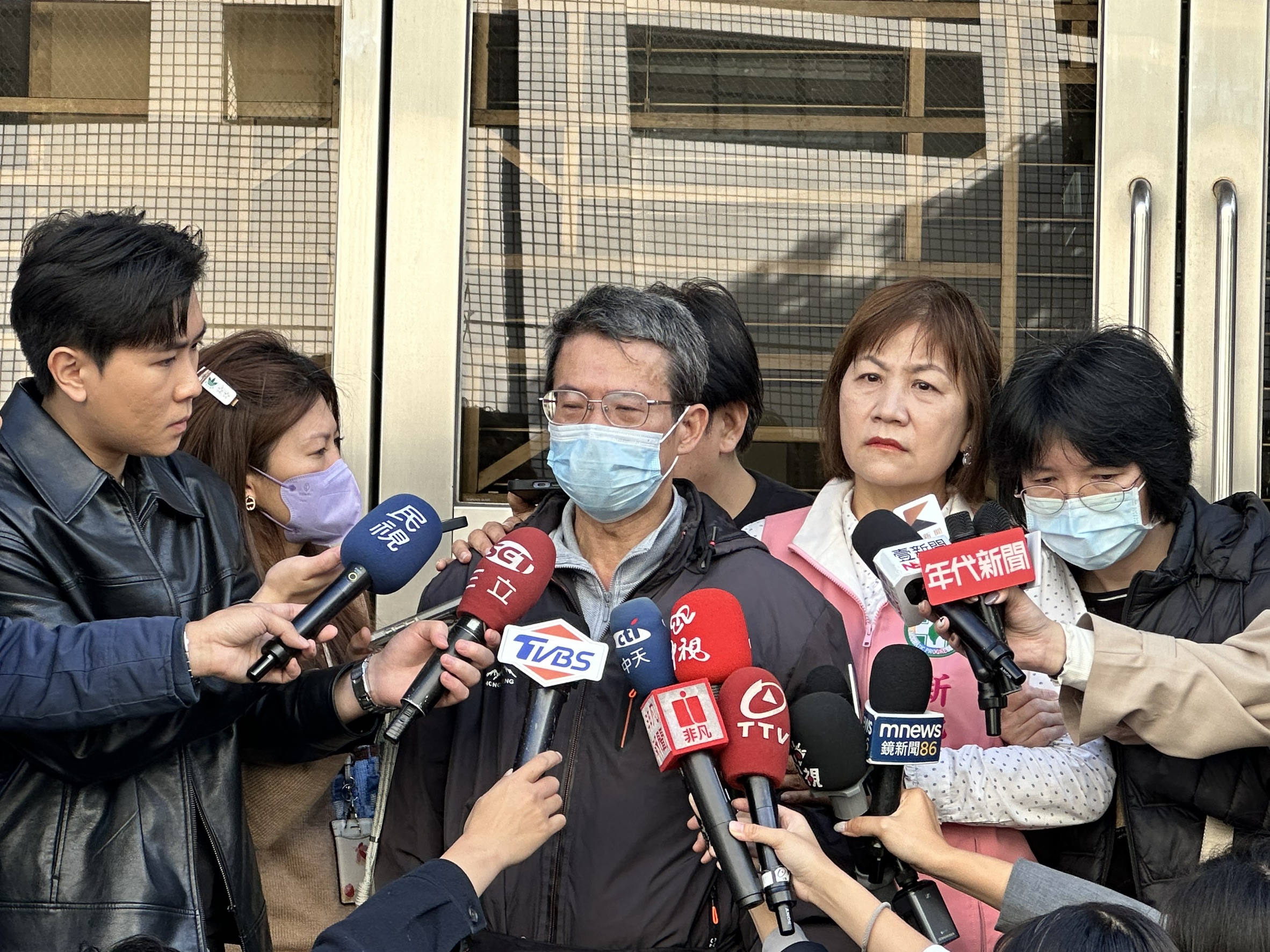 新北市楊姓少年割頸案二審宣判後，被害者父母情緒潰堤，質疑《少年事件處理法》對加害者保護過多，引發社會討論。