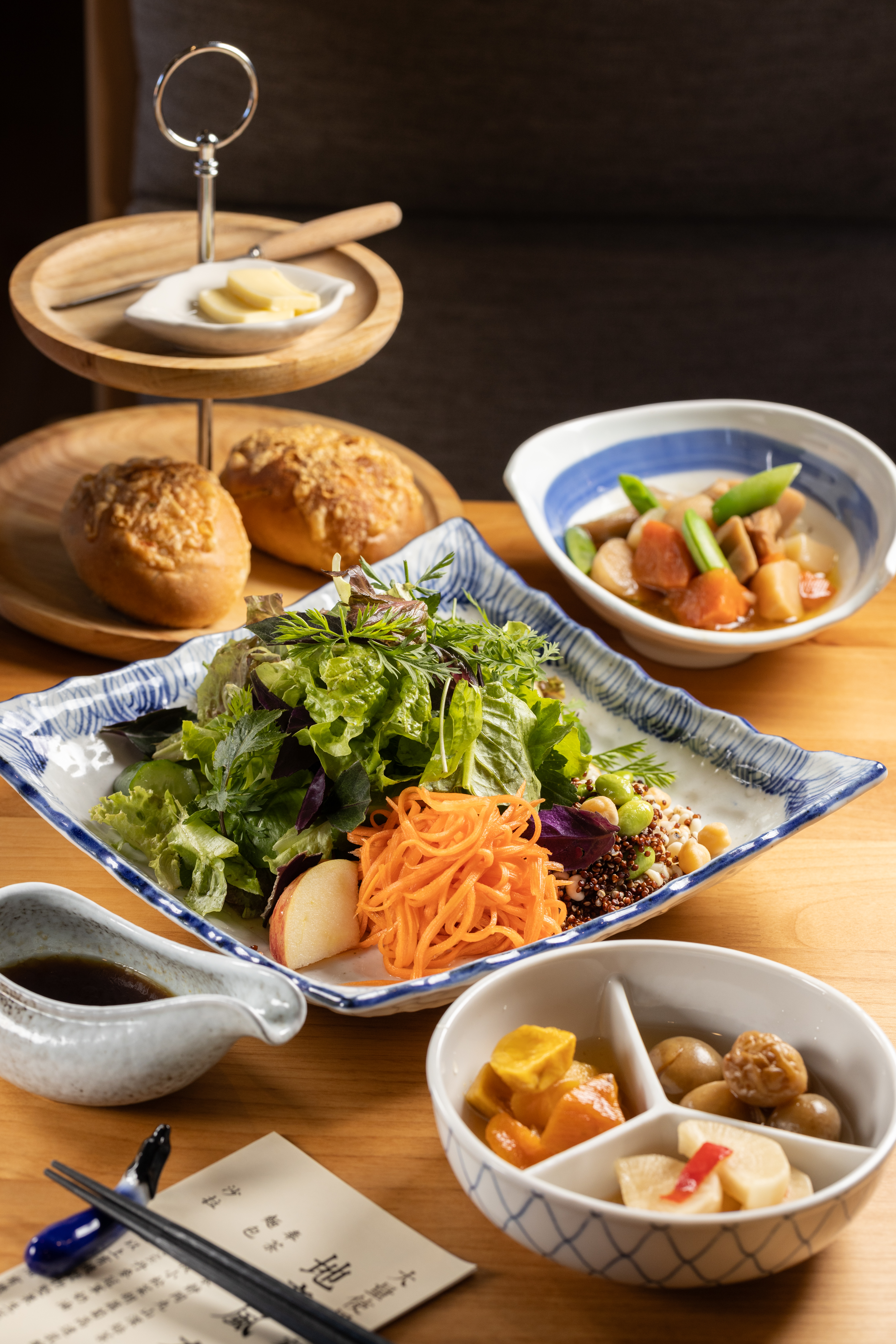 光「沙拉」（中）就有綜合性萵苣、芝麻葉、胡蘿蔔葉、紅藜麥等十幾種綜合蔬菜與堅果穀物；「冷鉢」（右前）共有蜜煮有機地瓜、醬醃有機蘿蔔、醋漬有機青梅3款；「煮物」（右後）則是以有機根莖燉煮的日式筑前煮。（980元／人套餐菜色）
