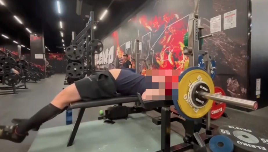 成吉思汗健身房的一名會員在仰臥推舉時被槓鈴壓頸的影片，昨晚在網上被瘋傳。（翻攝自臉書粉專 @噁名昭彰）