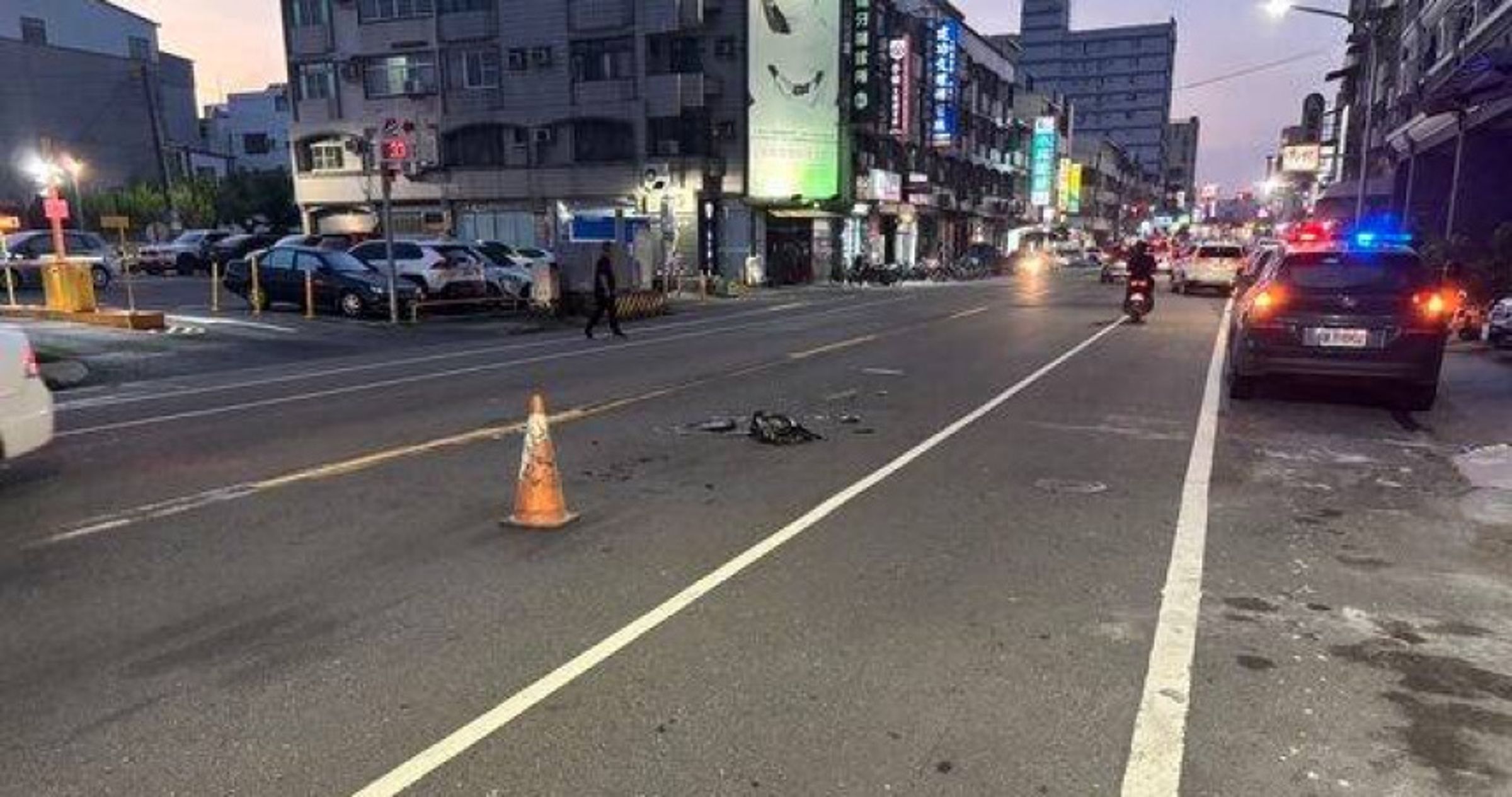 碎裂電腦螢幕殘骸橫躺馬路中央,場面驚險。(翻攝畫面)