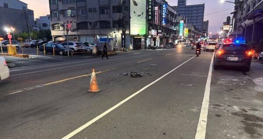 碎裂電腦螢幕殘骸橫躺馬路中央，場面驚險。（翻攝畫面）