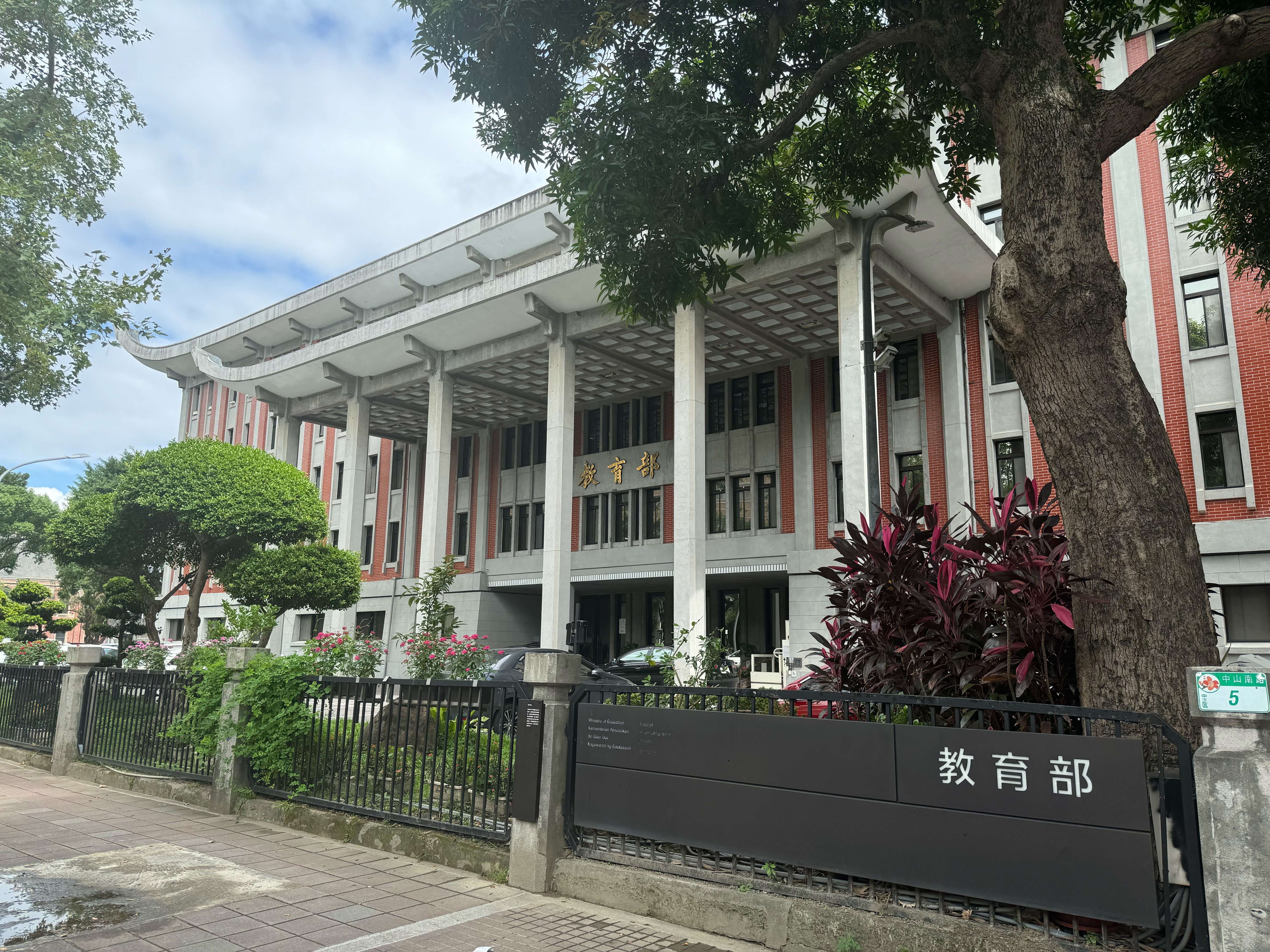 立委質疑近年陸生來台卡關，對教育部編列75萬元的「大陸地區旅費」提出質疑。（本刊資料照）