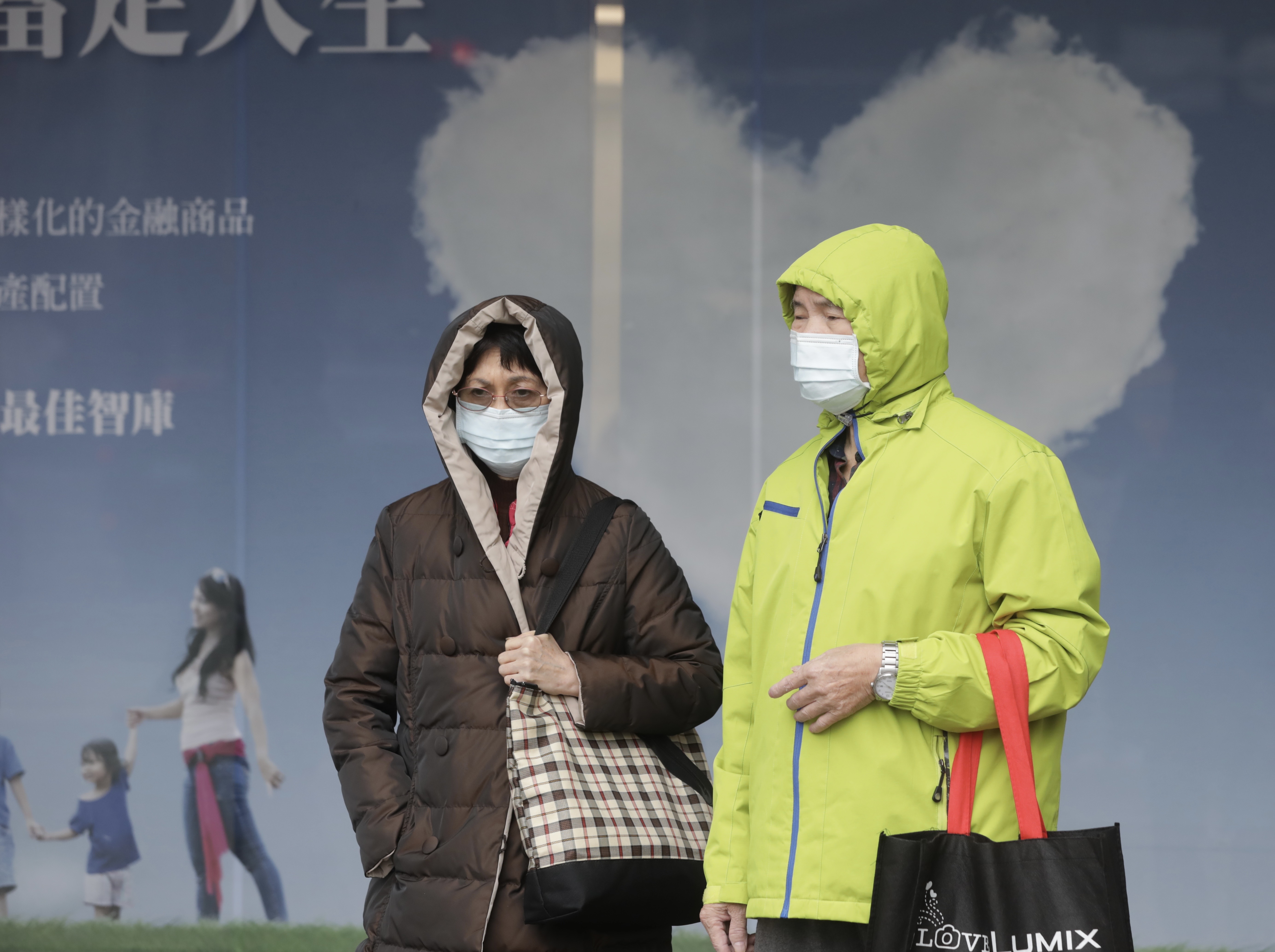 氣象專家鄭明典提醒，短時間內氣溫將明顯下滑，提醒民眾注意保暖。（本刊資料照）