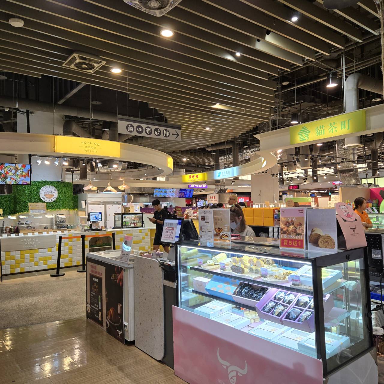 伴手禮與餐飲占車站店7成營收占比。(業者提供)