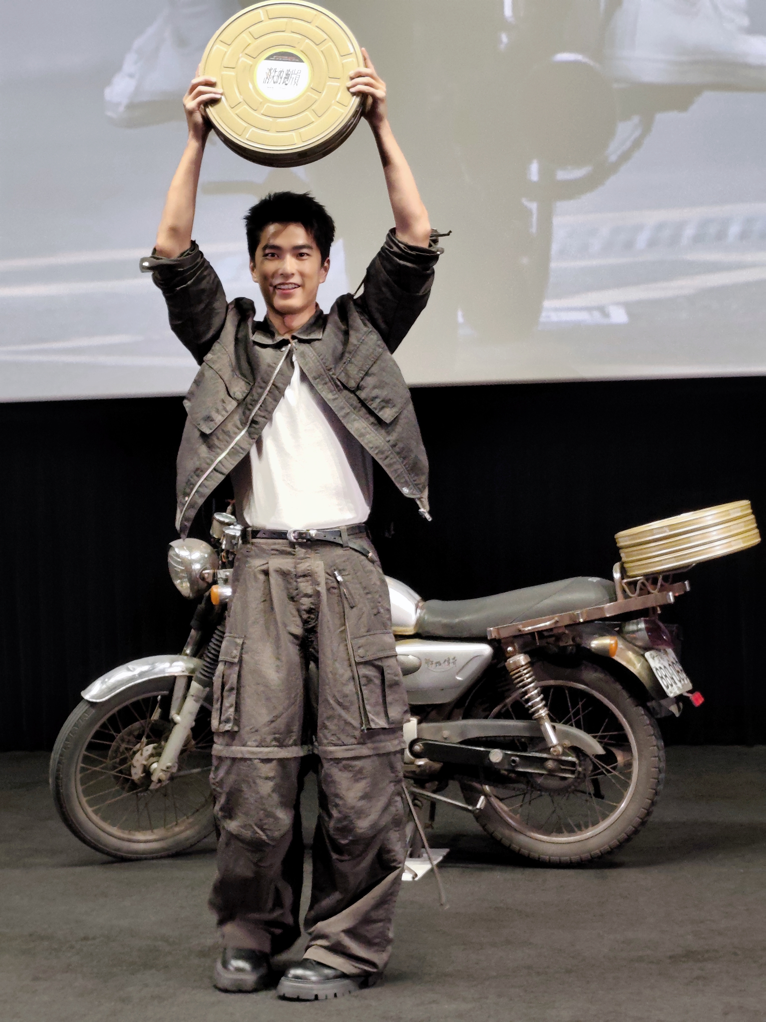 曾敬驊在片中飾演拷貝時代的「跑片員」,時代回到1995年,實際上他當時還未出生。