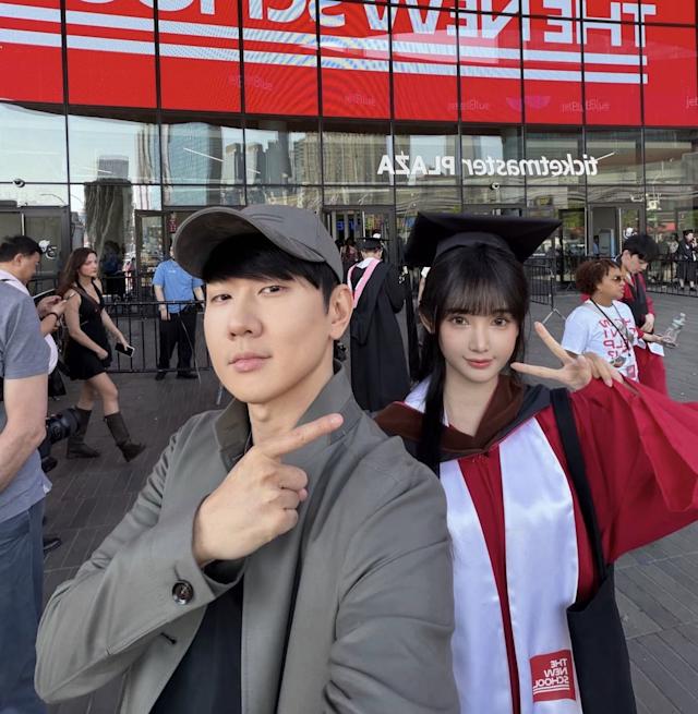 林俊傑現身紐約陪伴女友七七參加畢業典禮,罕見公開甜蜜同框照。(翻攝自林俊傑微博)