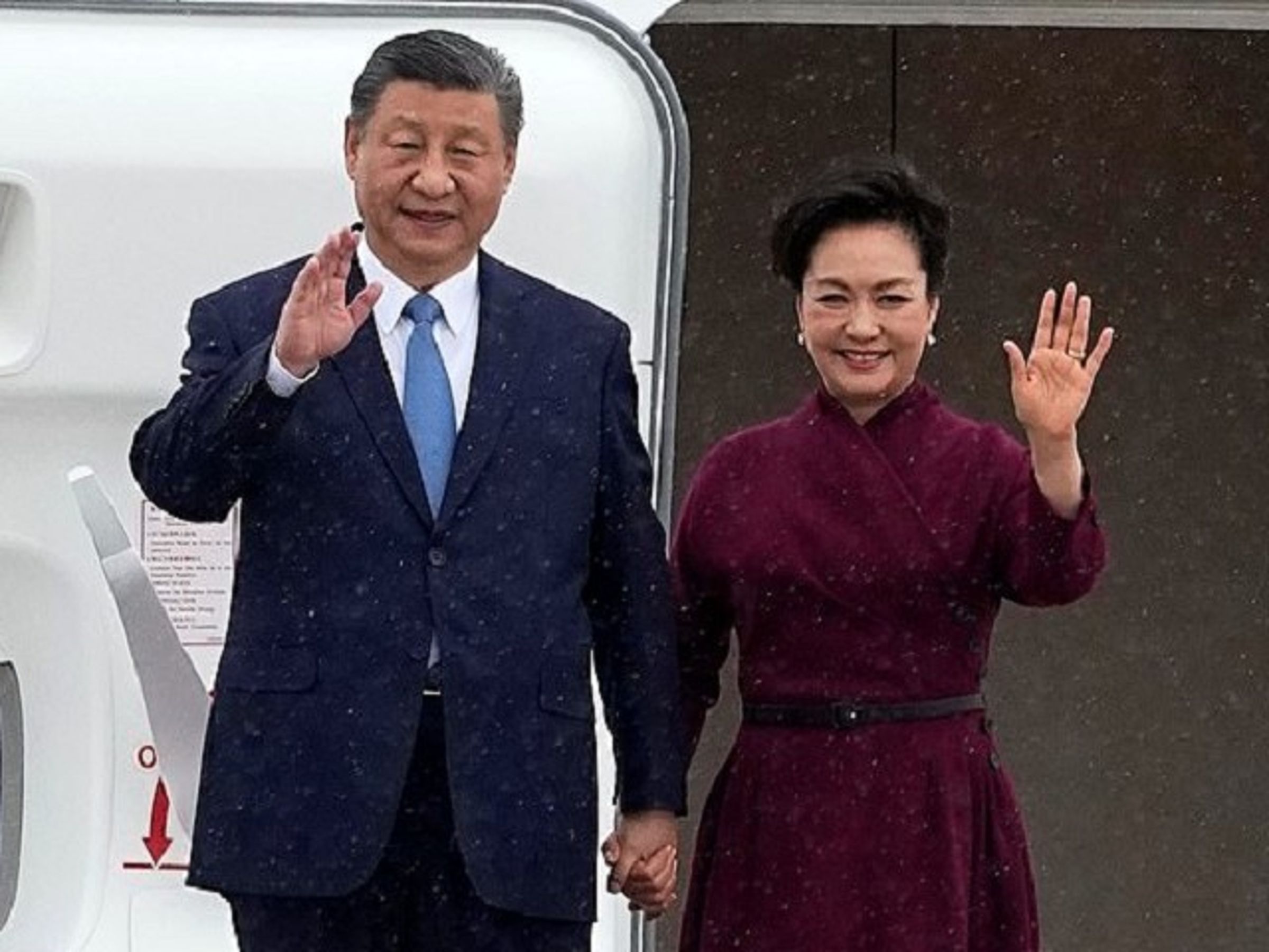 習近平訪法國人氣低落,「接駕」超冷清!外媒心疼秘書「扛一大堆行李」。(翻自《每日郵報》)