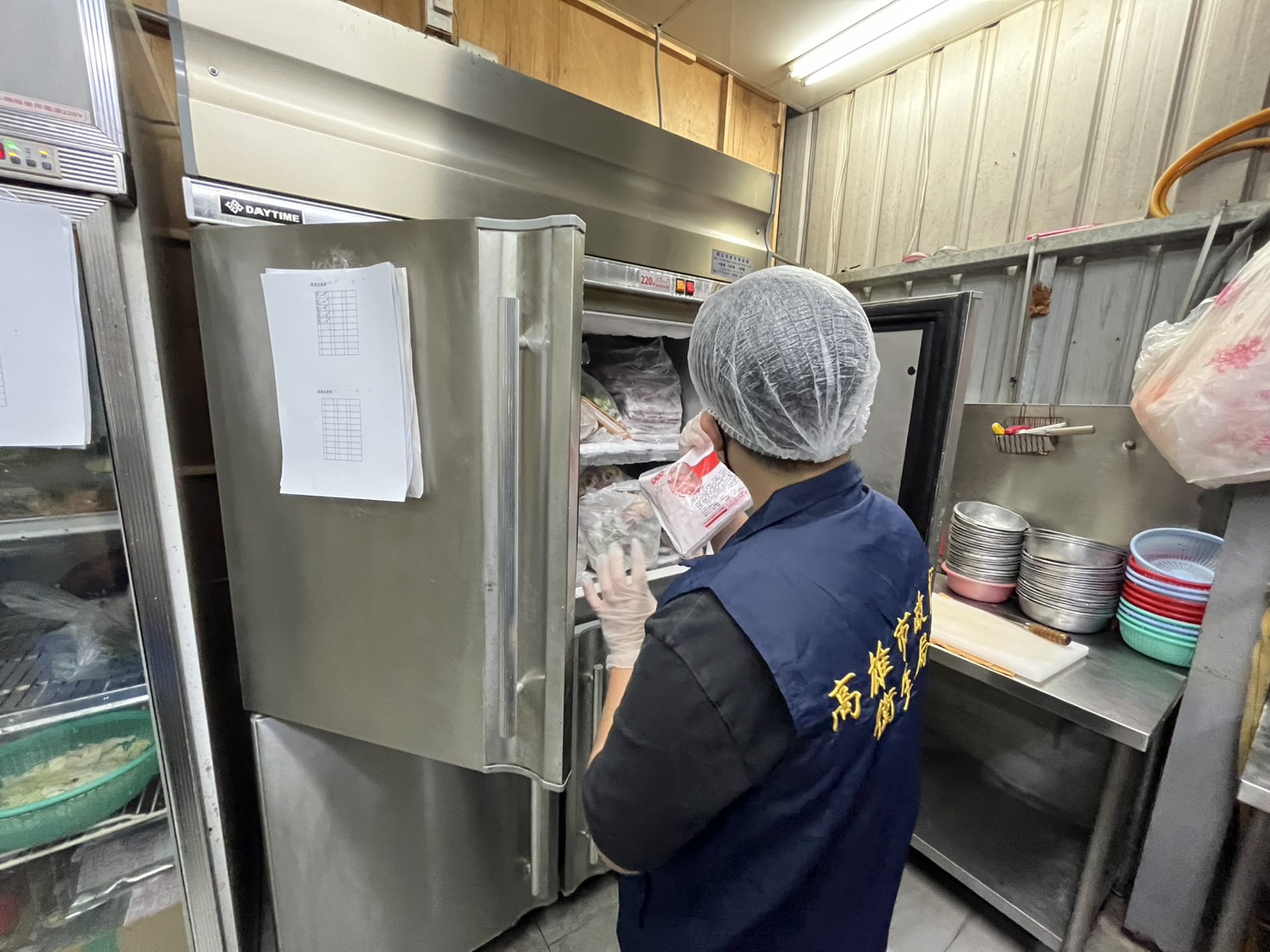 高雄桶仔雞店疑爆食物中毒，衛生局前往稽查。（高雄衛生局提供）