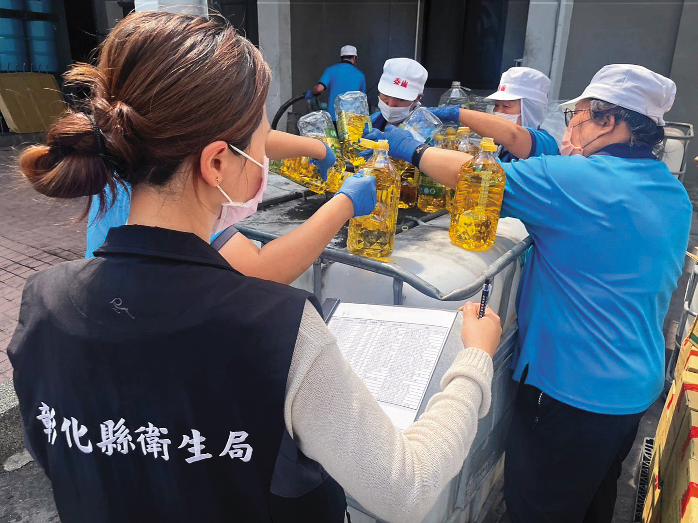 問題油品在監督下依程序完成銷毀。(彰化縣衛生局提供)