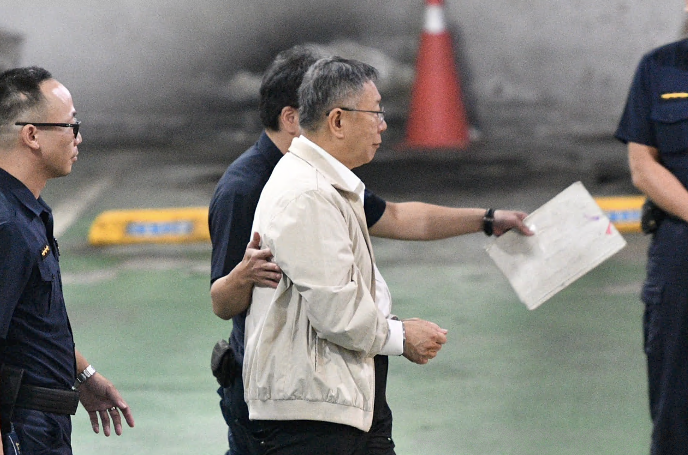 柯文哲昨遭羈押，上手銬畫面曝光。