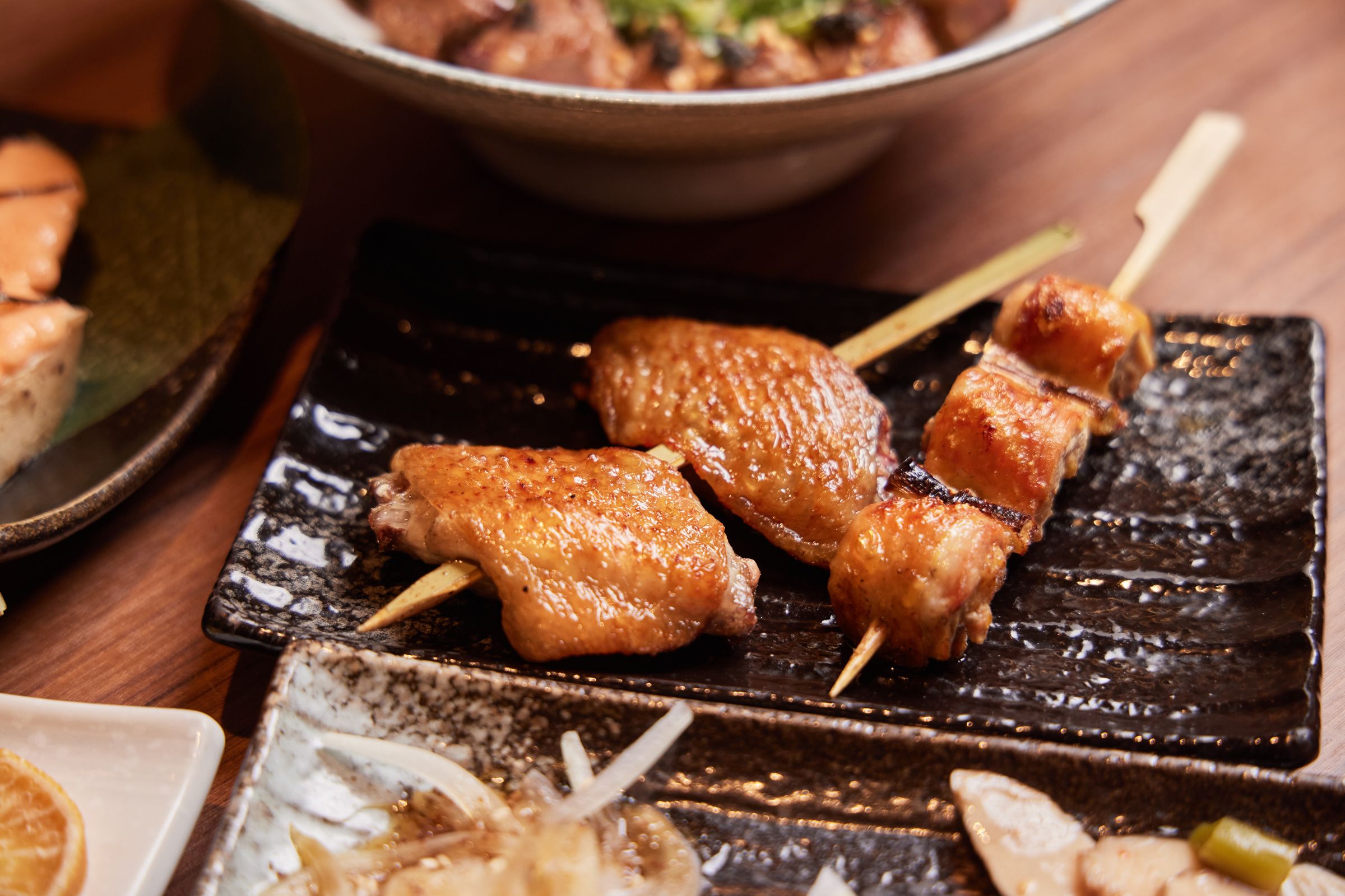 「英皇雞腿肉蔥串」與「英皇帶骨黃金雞翼串」口感扎實、風味飽滿,銷魂的後勁更是讓人流連忘返。