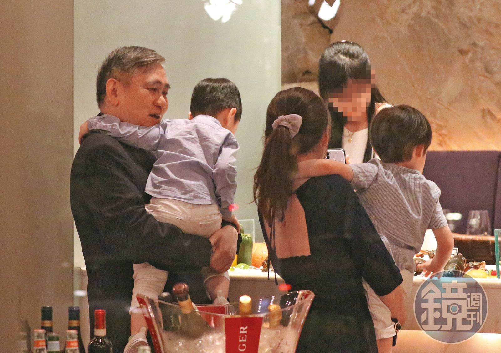 王文洋（左一）特別喜歡小孩，前媳婦麻衣（左三）回台時，也都會帶著孫子與他見面