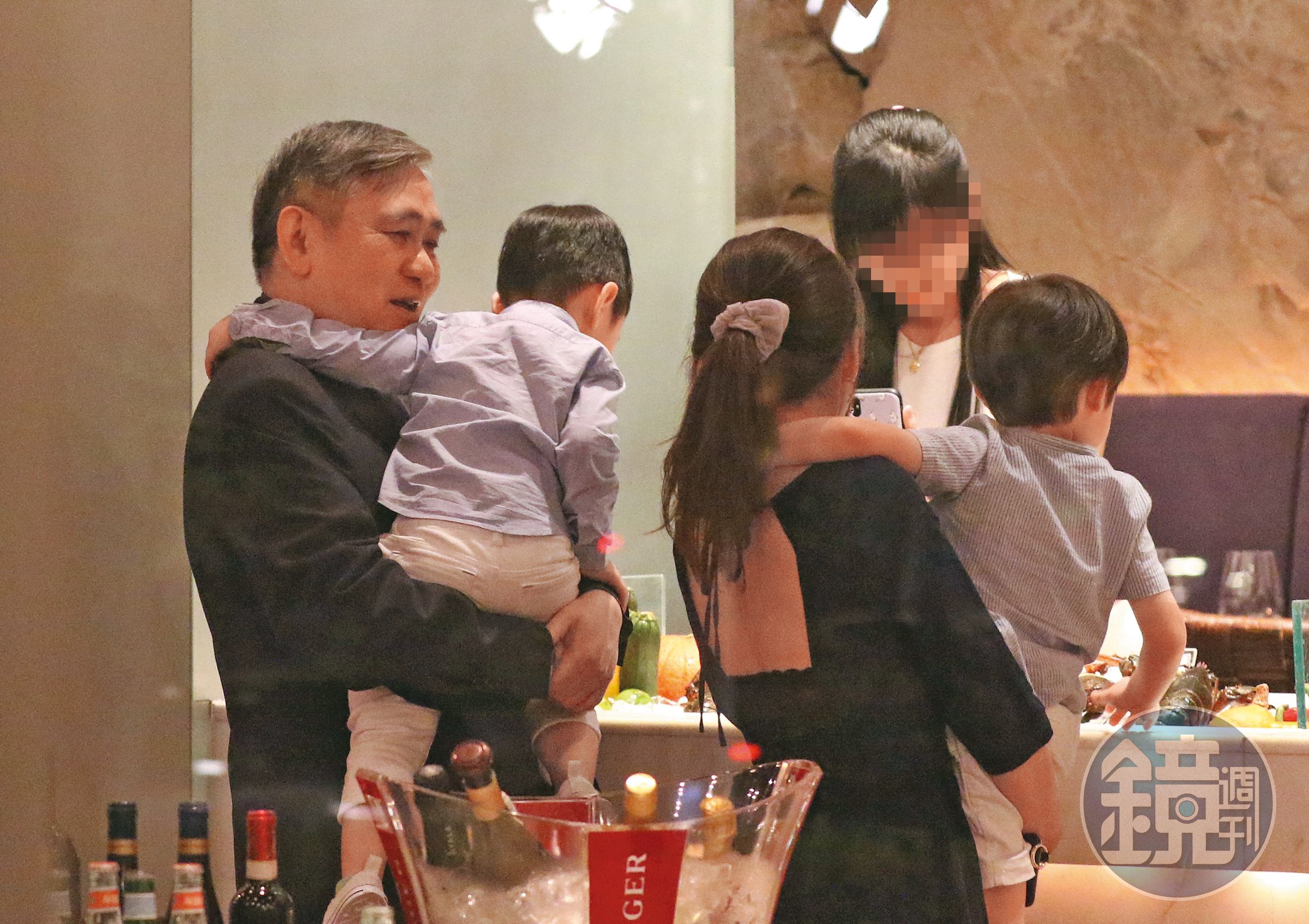 王文洋（左一）特別喜歡小孩，前媳婦麻衣（左三）回台時，也都會帶著孫子與他見面。
