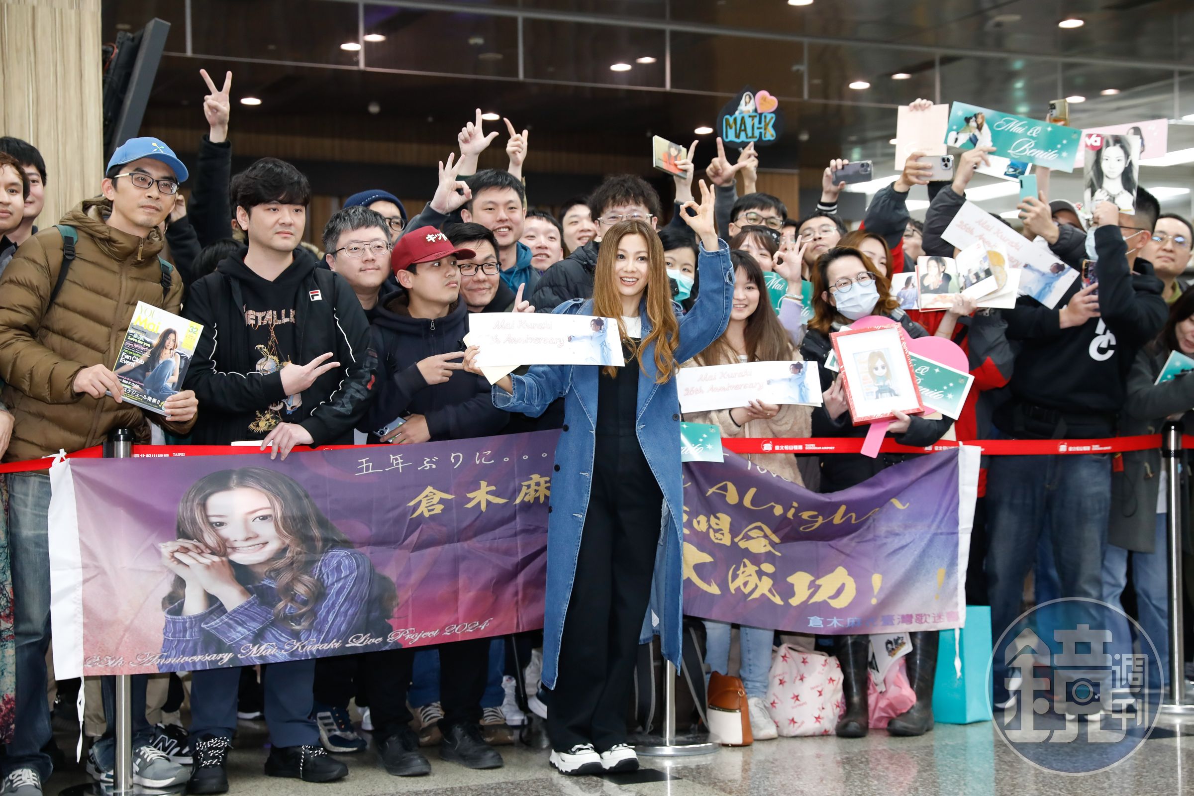 倉木麻衣邀粉絲一起做出這次演唱會主題「Be Alright!」的手勢合照。