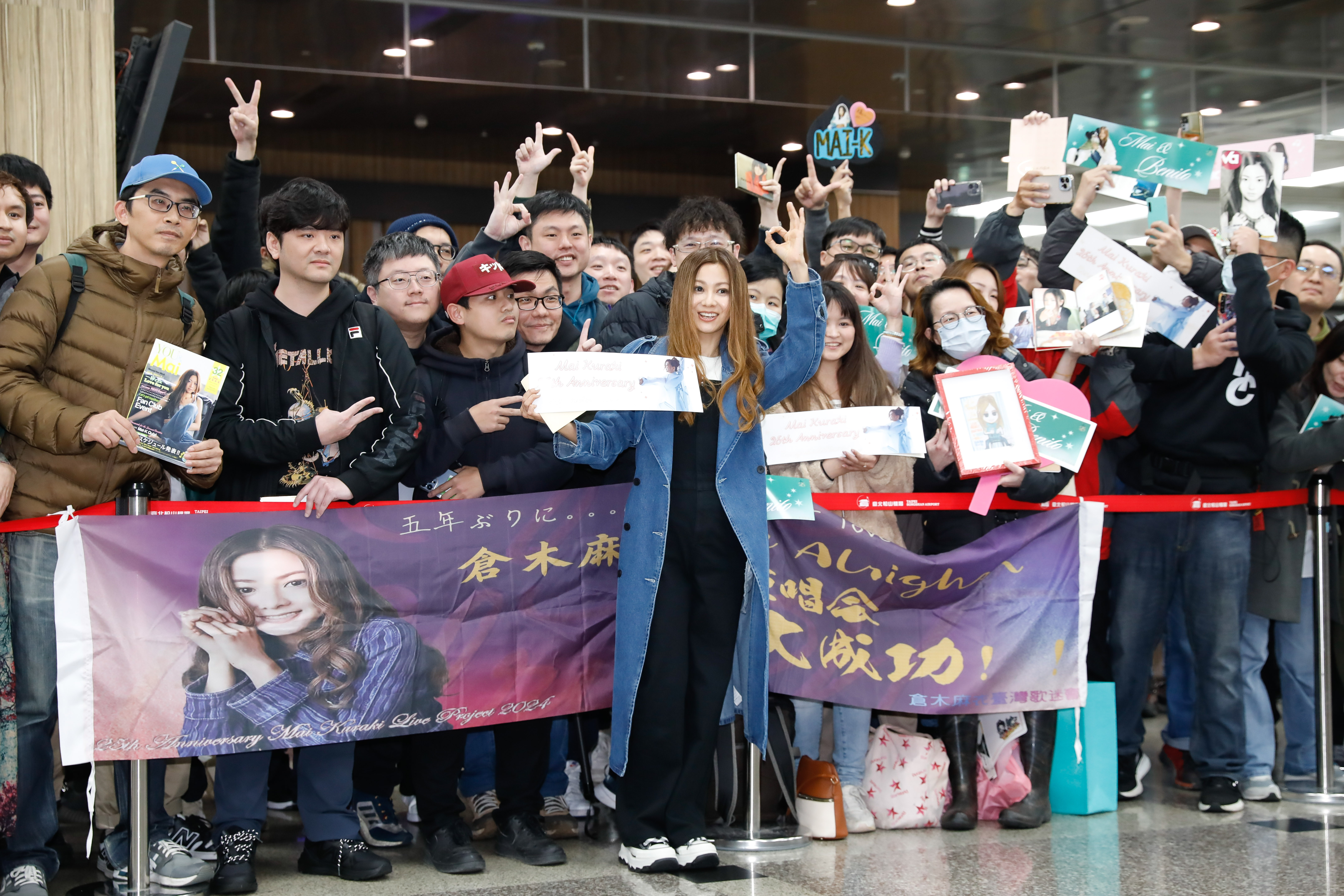 倉木麻衣邀粉絲一起做出這次演唱會主題「Be Alright!」的手勢合照。