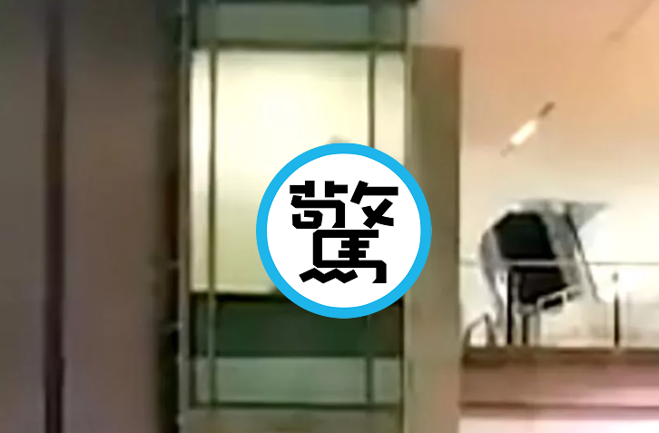 辦公室廁所霧面玻璃太透了，「男與女連結」全被看光！鄉民圍觀活春宮好嗨。（翻自X平台）