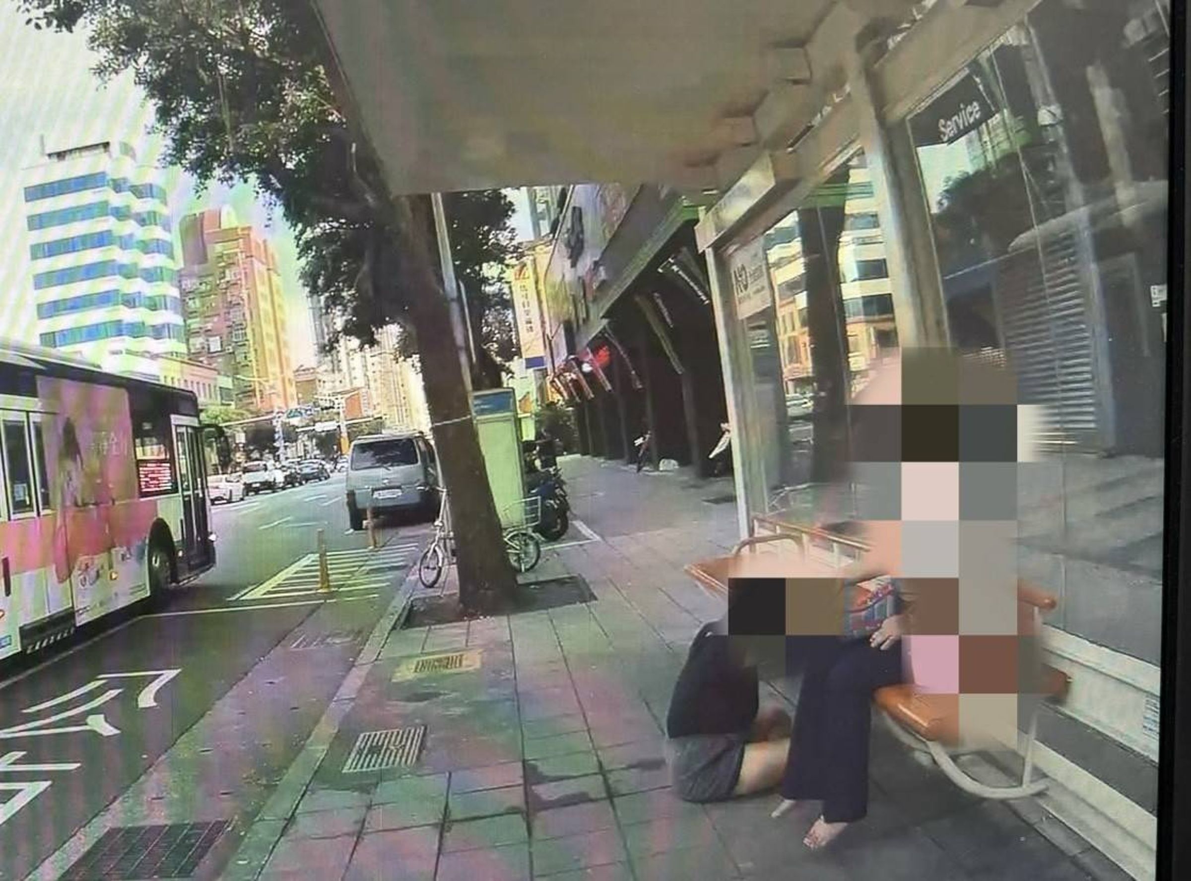 警方獲報到場，發現一名女子坐在候車亭嚎啕大哭。（翻攝畫面）
