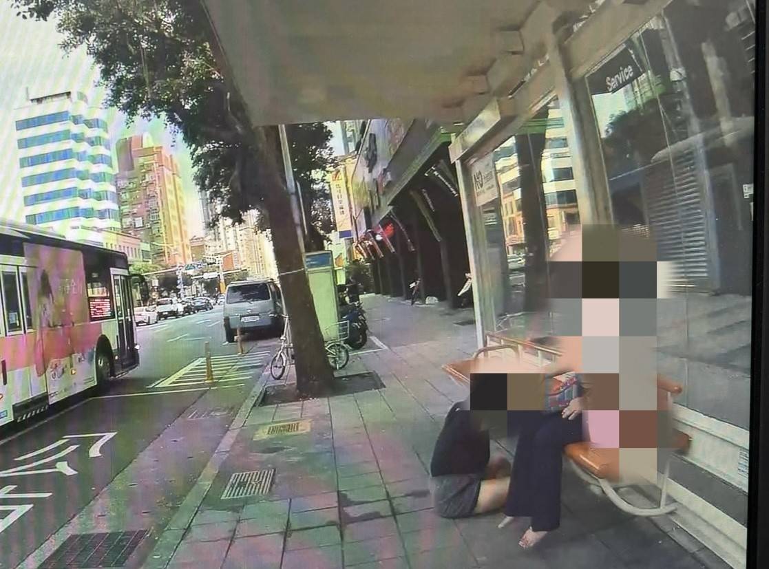 警方獲報到場,發現一名女子坐在候車亭嚎啕大哭。(翻攝畫面)