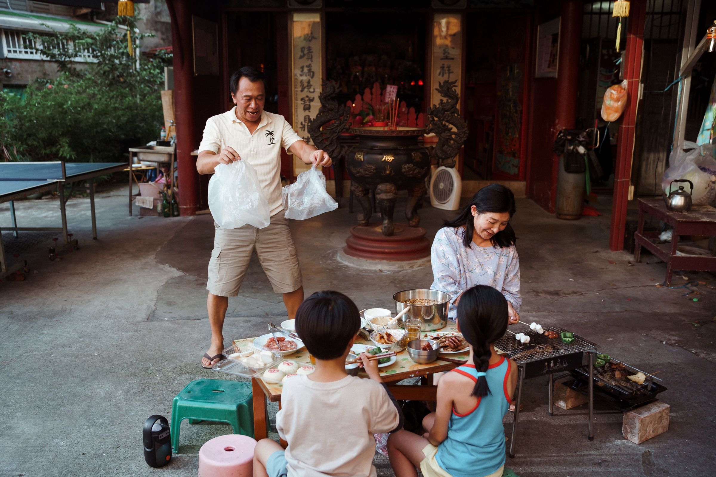 游安順（左）與王彩樺在《恨女的逆襲》中飾演夫妻，從感情融洽演到怒目相對。（華映娛樂提供）