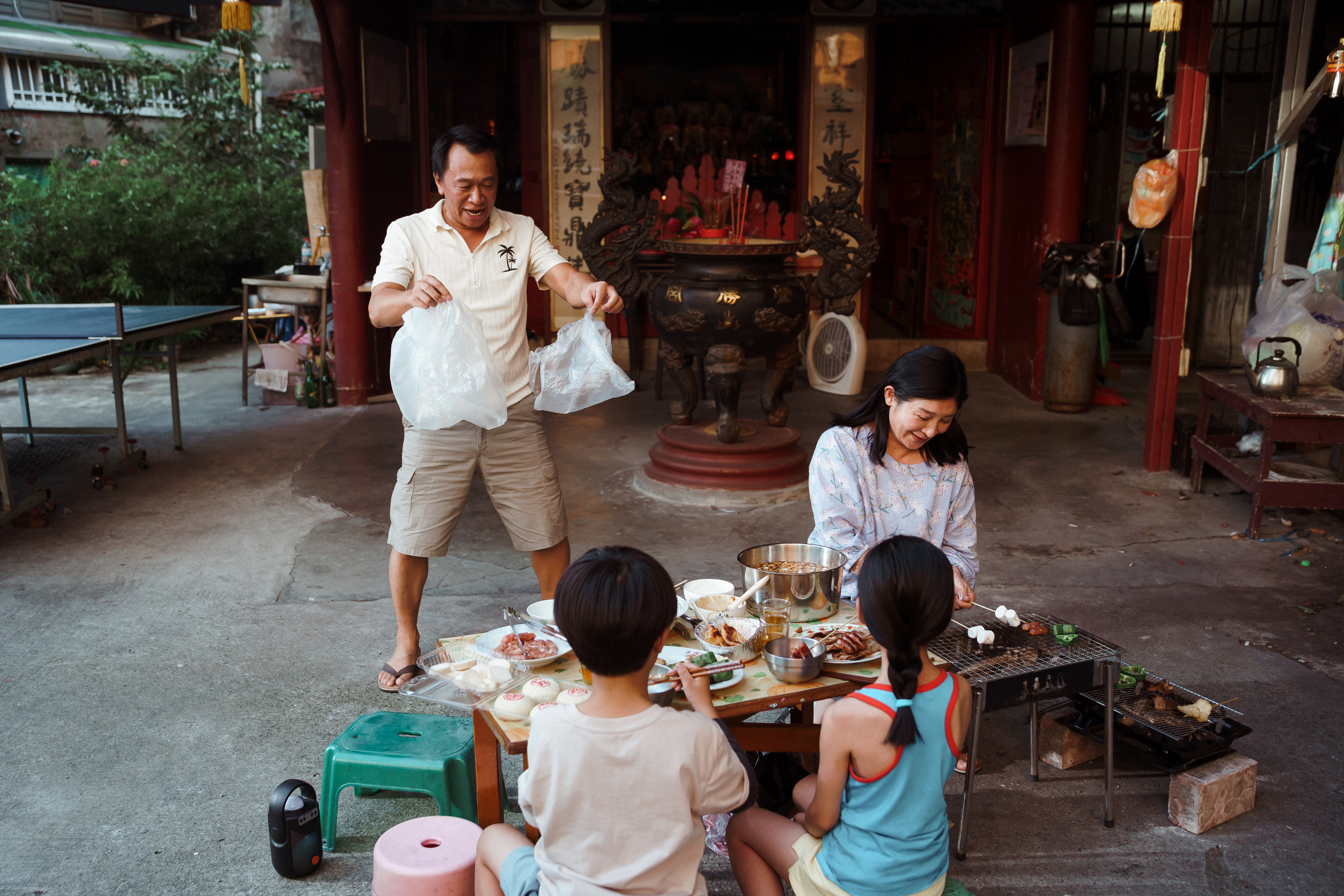 游安順（左）與王彩樺在《恨女的逆襲》中飾演夫妻，從感情融洽演到怒目相對。（華映娛樂提供）