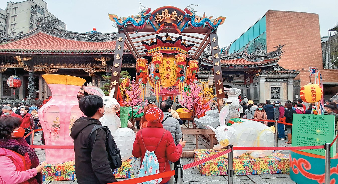 民眾在年節時期到艋舺龍山寺「鑽燈腳」祈求平安。（資料照／財團法人台北市艋舺龍山寺）