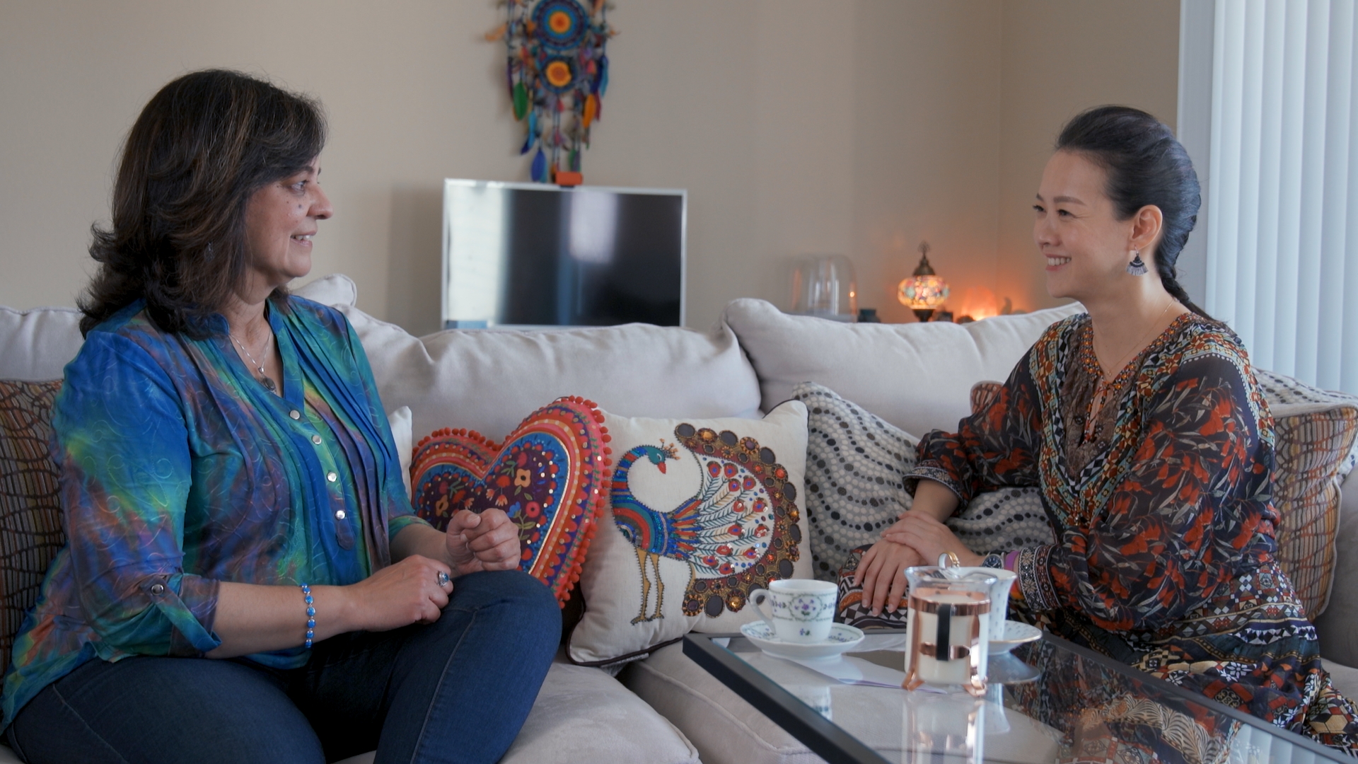 曾寶儀與曾有瀕死經驗的Anita Moorjani對話，對方所說「擋在你和希望之間的，從來不是疾病，而是恐懼。」令曾寶儀與林明謙大為震撼。（双喜提供）