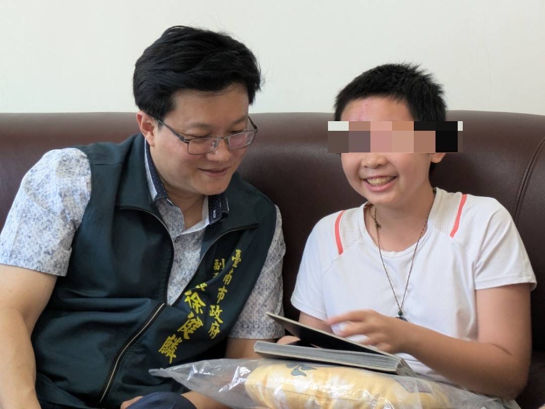 小如開心地拿自己手繪的漫畫跟徐健麟分享。