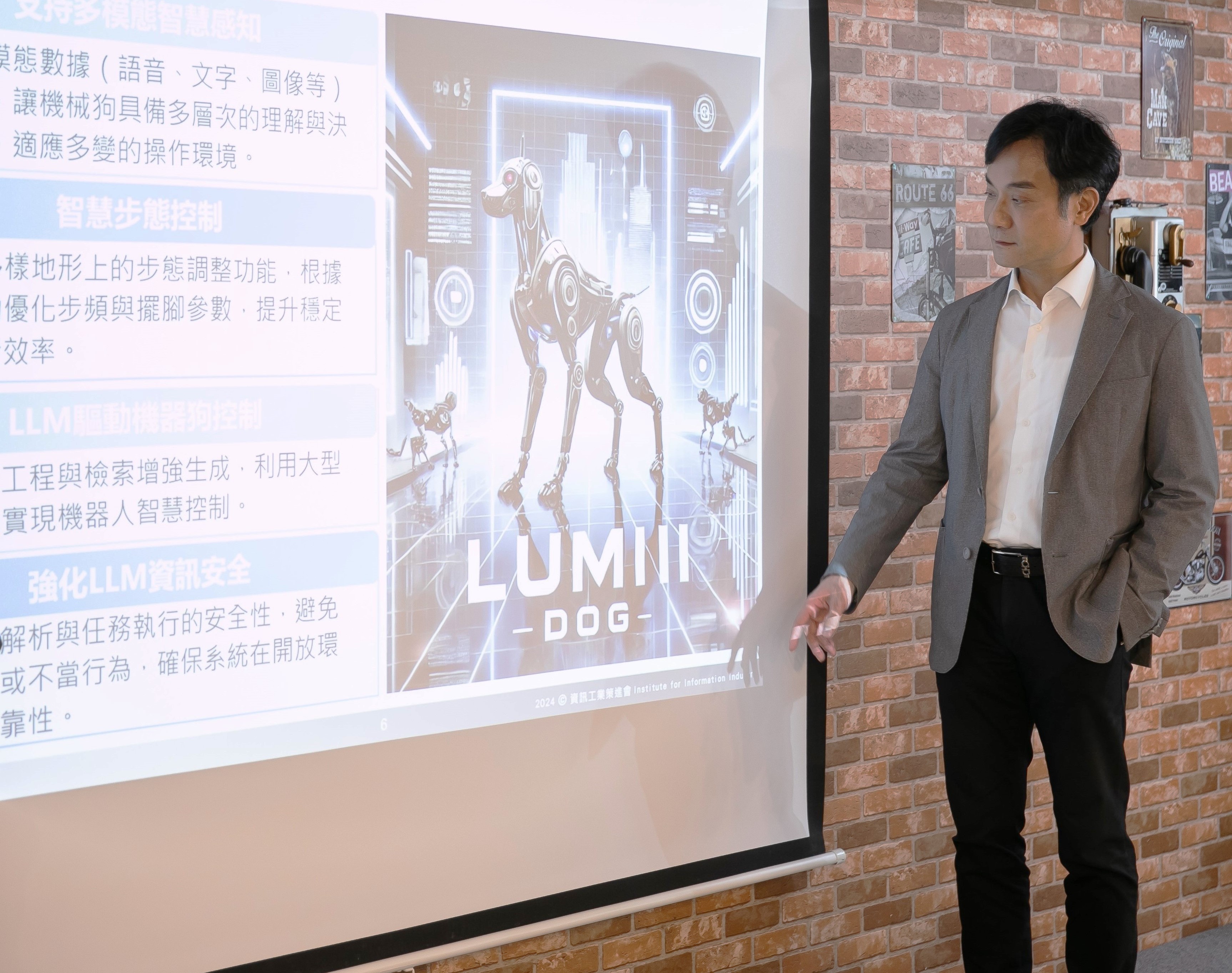 資策會董事長黃仲銘覺得機器狗有很多應用面，「AI讓未來生活多了很多想像。」他期待LUMIII有朝一日可當寵物犬。