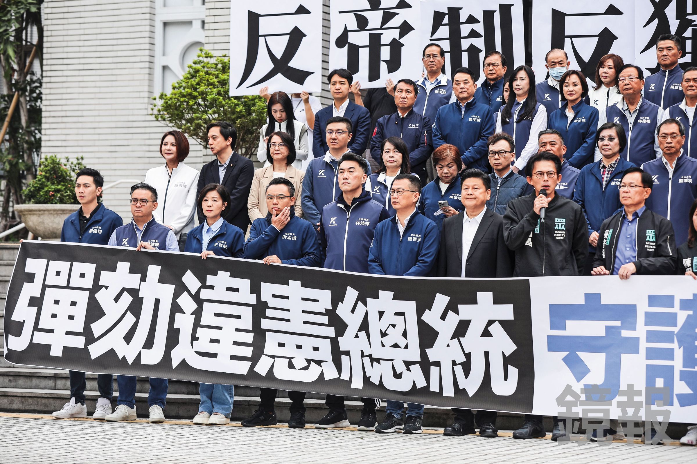 藍白兩營現在只剩一條出路：街頭運動。問題是，搞街頭運動，是民進黨專利，藍白兩營，尤其是國民黨，沒這能耐。（鏡報鄒保祥）