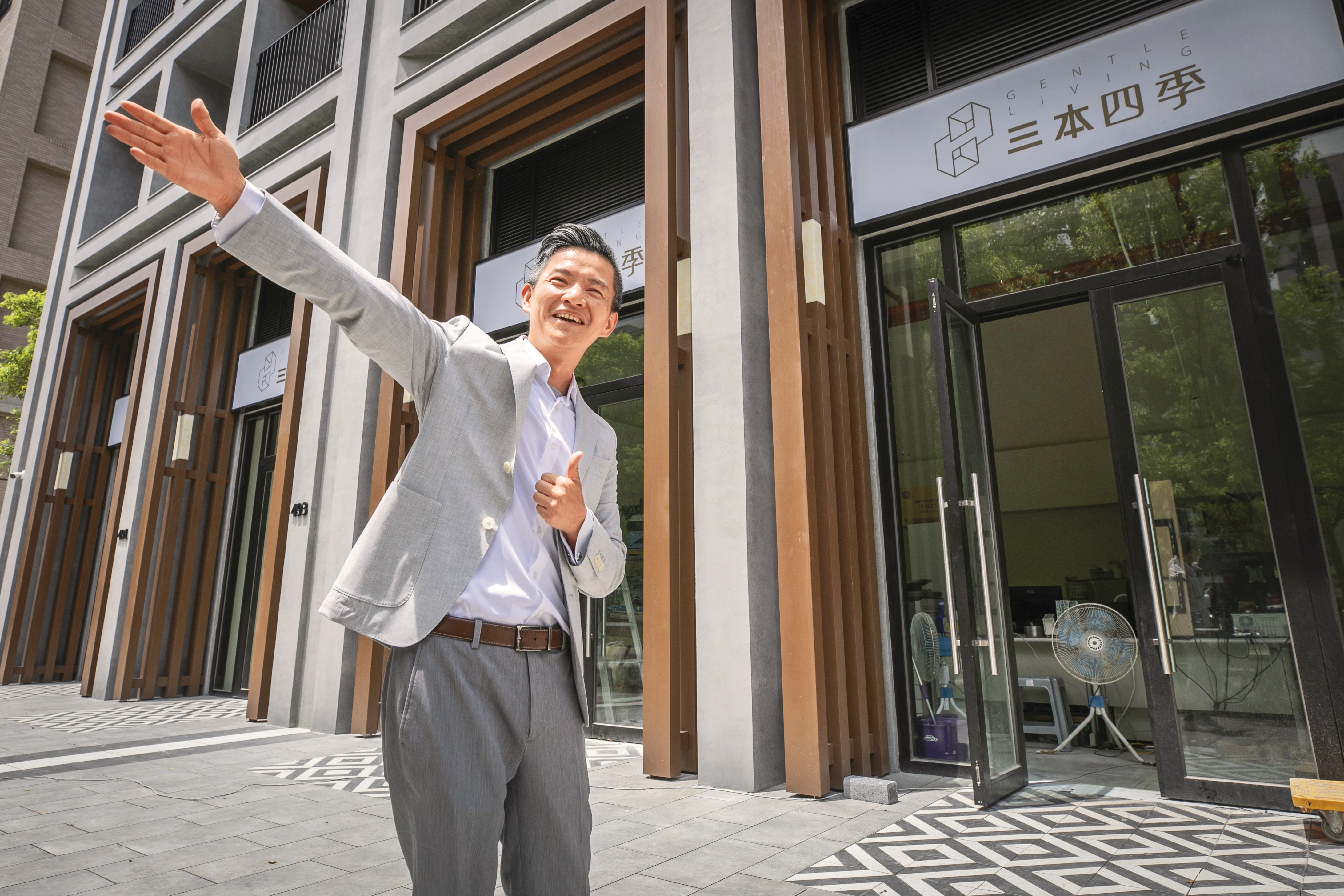 43歲的陳冠允在桃園核心商圈掃屋，手握1間店面、3間住宅，身價9,000萬元。