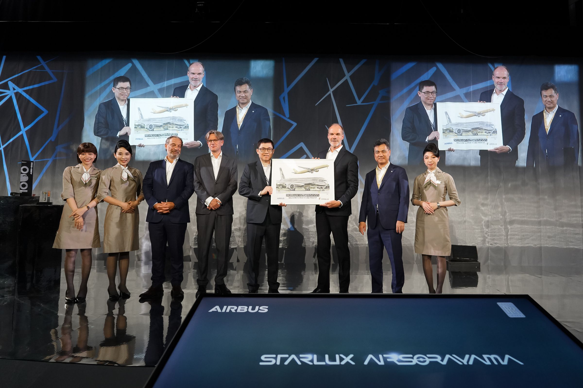 交機儀式於法國土魯斯舉行，Airbus商用飛機業務行銷部執行副總裁Benoît de Saint-Exupéry（左起）、Rolls-Royce民用航空總裁Rob Watson、星宇航空董事長張國煒、Airbus商用飛機業務首席執行長Lars Wagner、星宇航空執行長翟健華。（星宇航空提供）