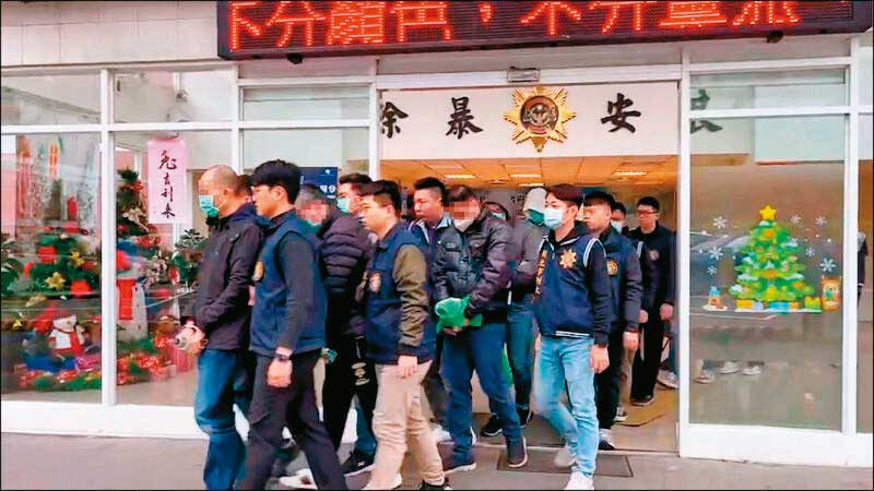 檢警調1月初發動首波搜索行動,將王牌交易所創辦人潘奕彰及詐團首腦林耿宏等7人收押禁見。(翻攝畫面)