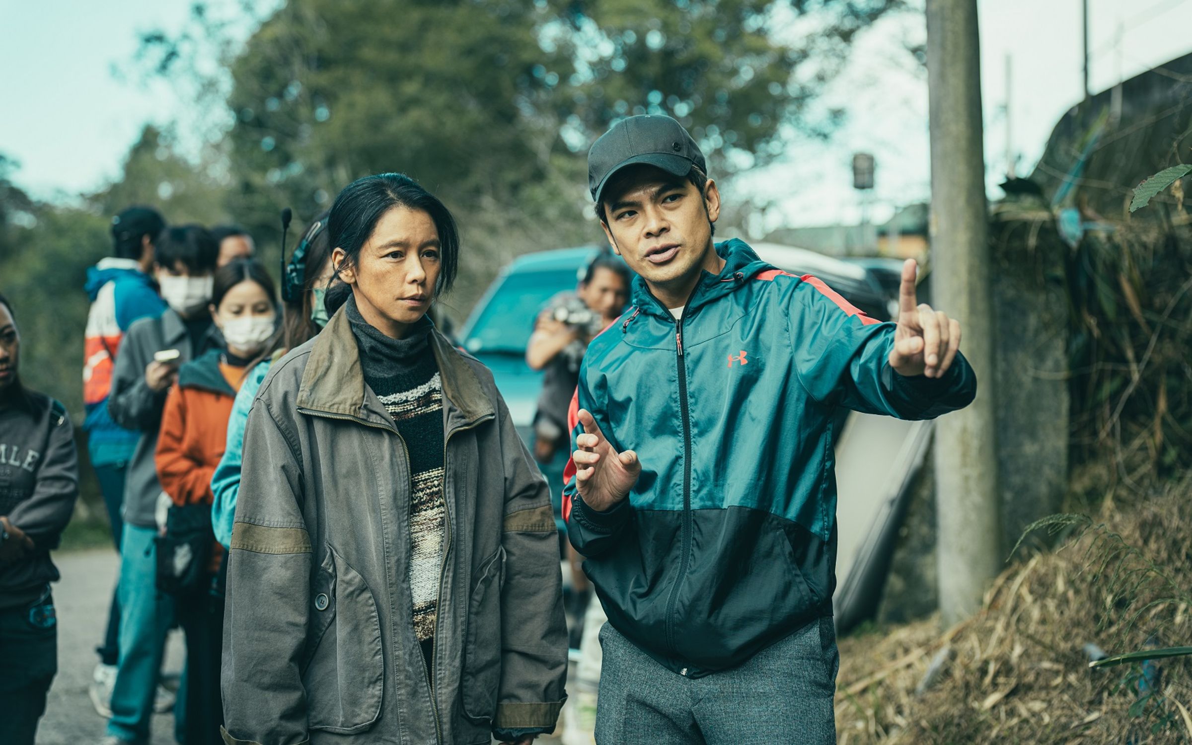 導演蘇達(右)與客串演出阿嬤一角的徐若瑄(左)在拍攝現場討論。(華映提供)