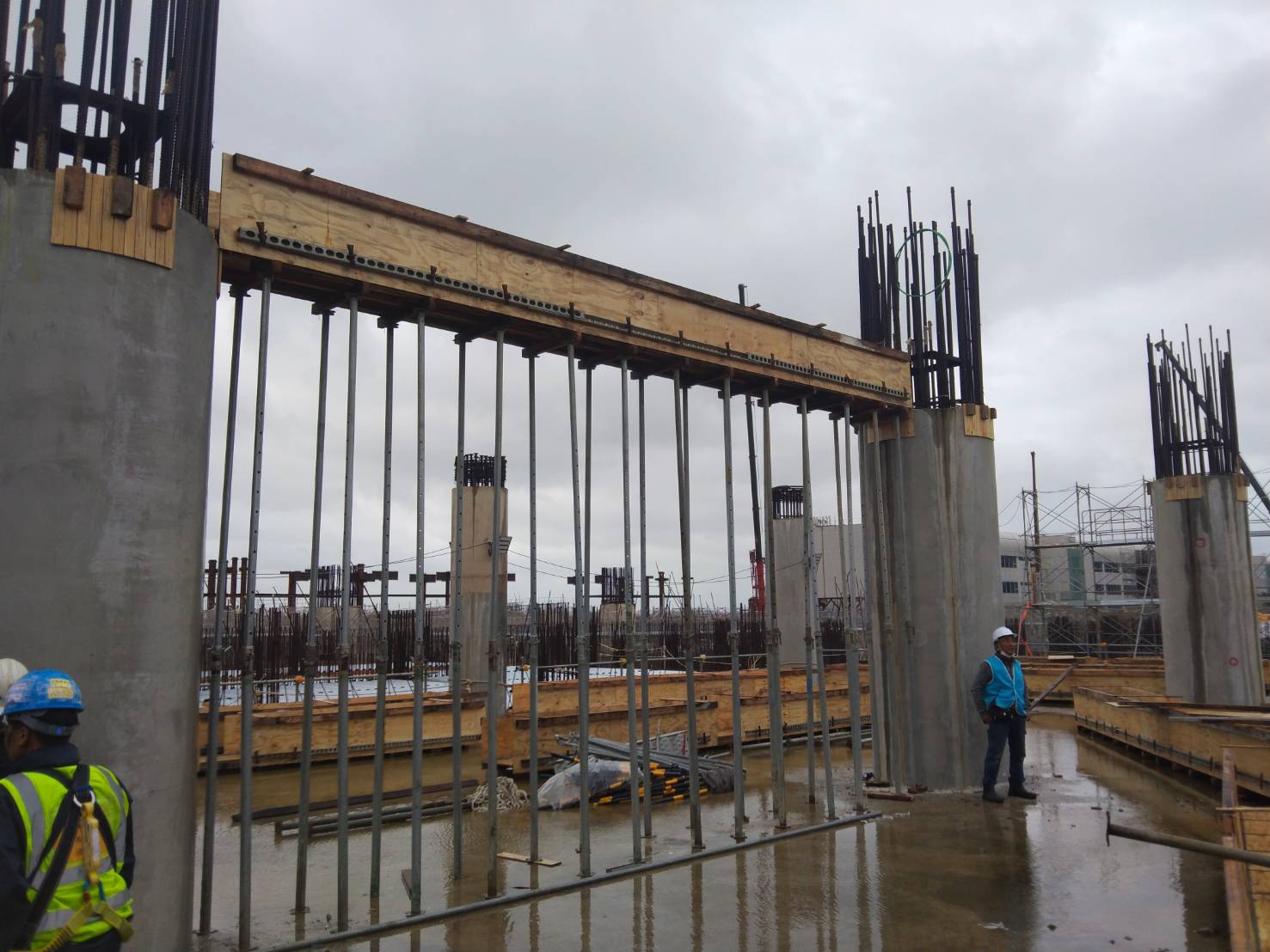 桃機航廈工程品質長期低劣，原來有工程包商把它當拚裝車做。