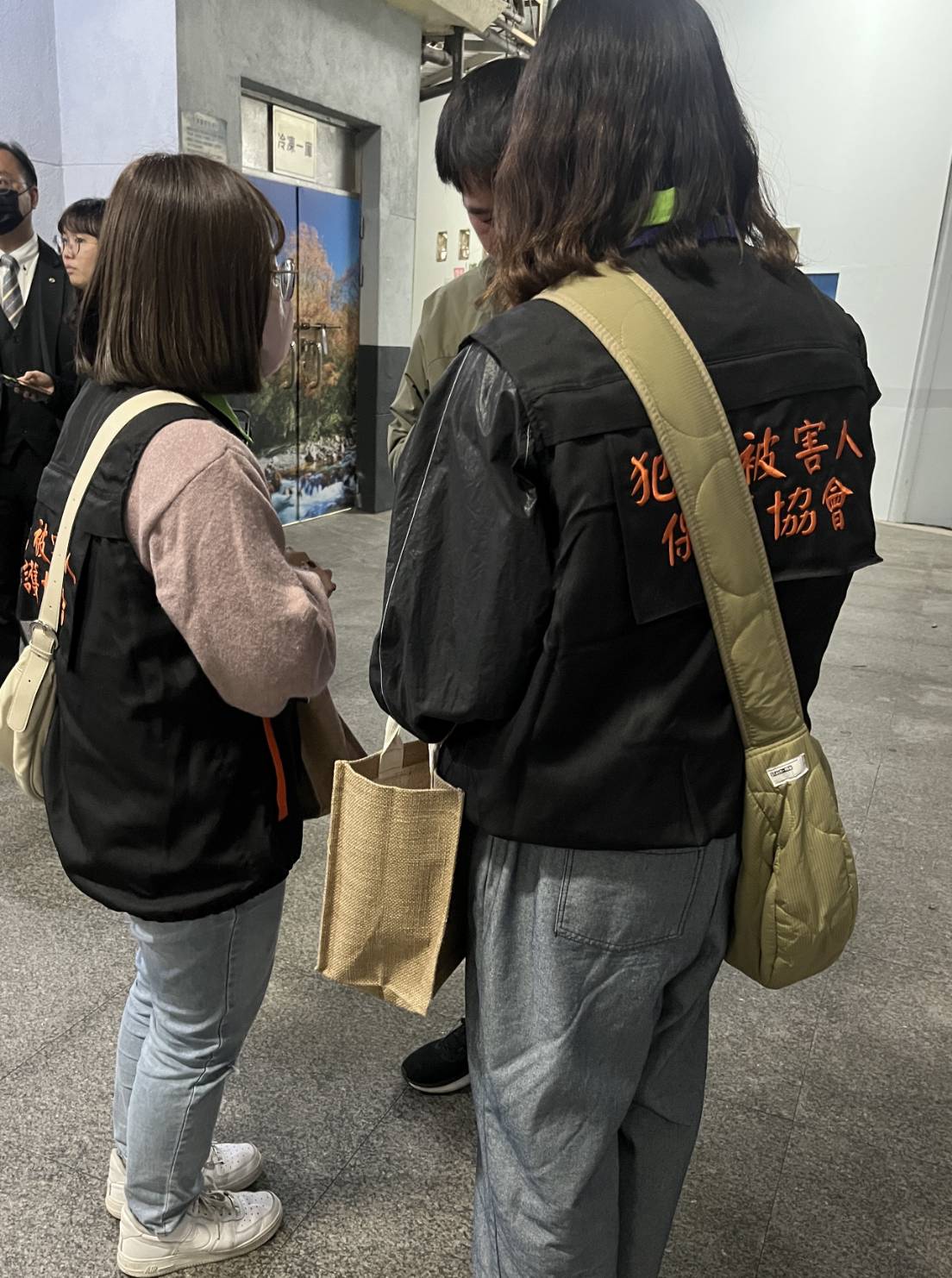 林男胞弟聽聞死訊,泣不成聲。犯保人員慰問致意。