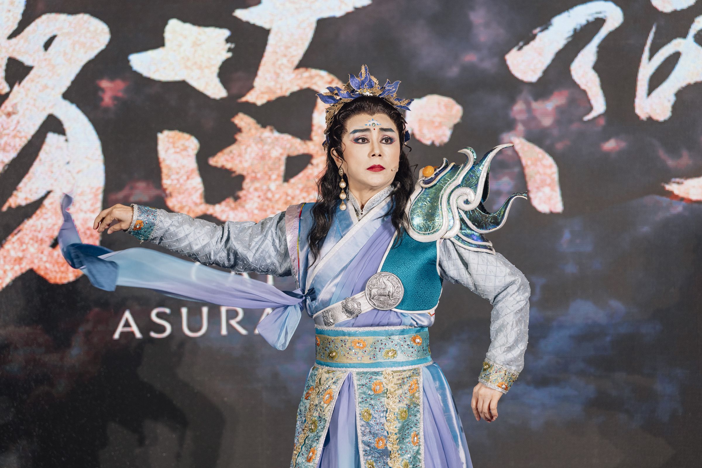孫翠鳳在《貓.阿修羅》化身天神「阿修羅」。(國家兩廳院提供)