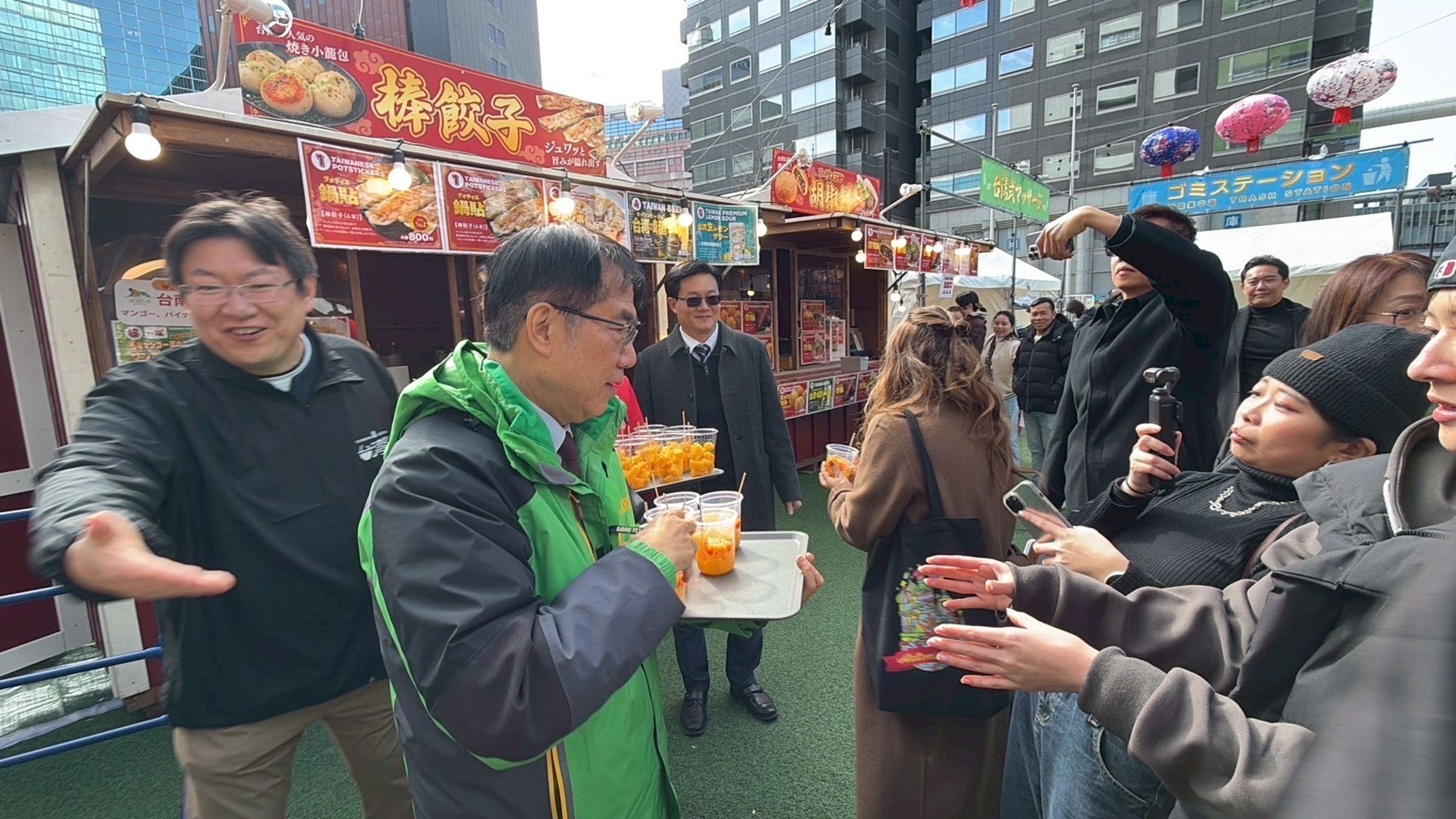 台南市長黃偉哲今率團前往福岡天神商圈推廣，揪日本民眾試吃。（台南市政府提供）