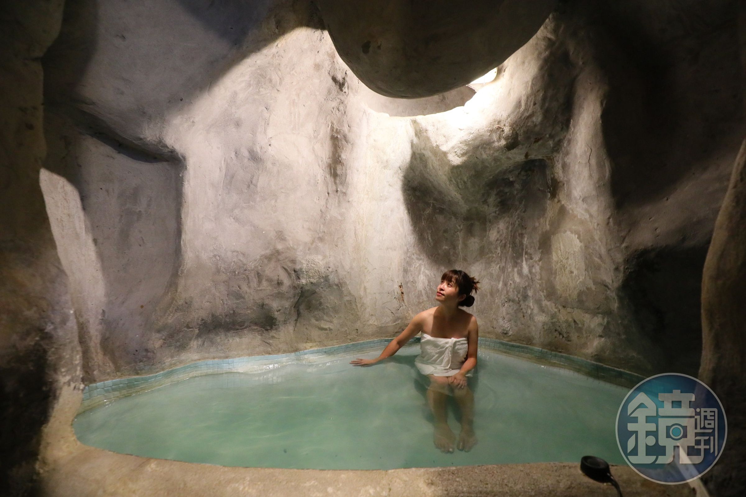 「羅吐魯阿卓越酒店」以地熱將」引來的溫泉水再加熱,並把湯屋設計成石灰岩洞窟的樣子。