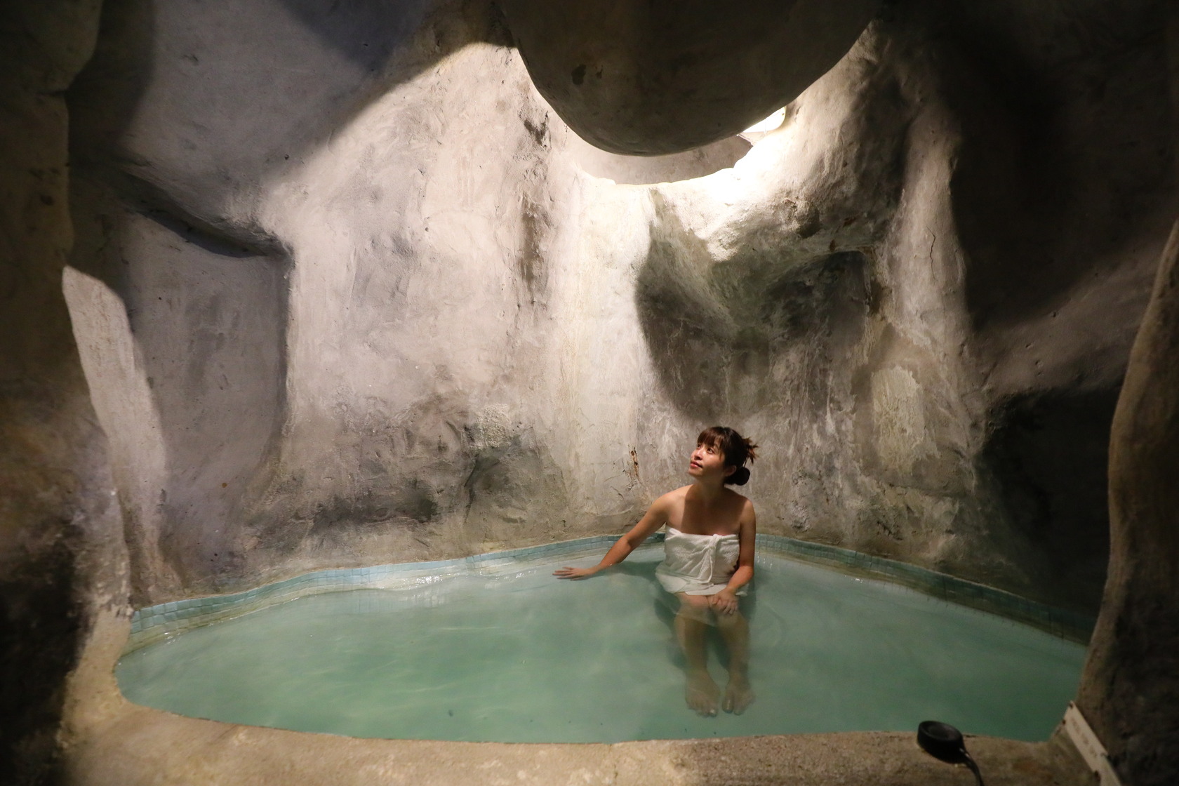 「羅吐魯阿卓越酒店」以地熱將」引來的溫泉水再加熱，並把湯屋設計成石灰岩洞窟的樣子。