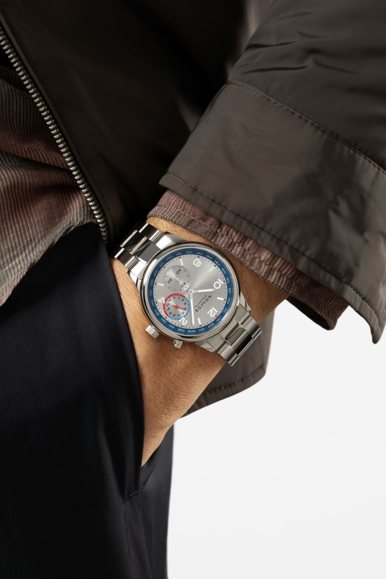 NOMOS Club Sport Neomatik Worldtimer 重新定義了「入門級複雜功能」機械錶的價值邊界。它不盲目追求虛華的裝飾，而是將研發重心放在提升配戴舒適度與操作便利性上。