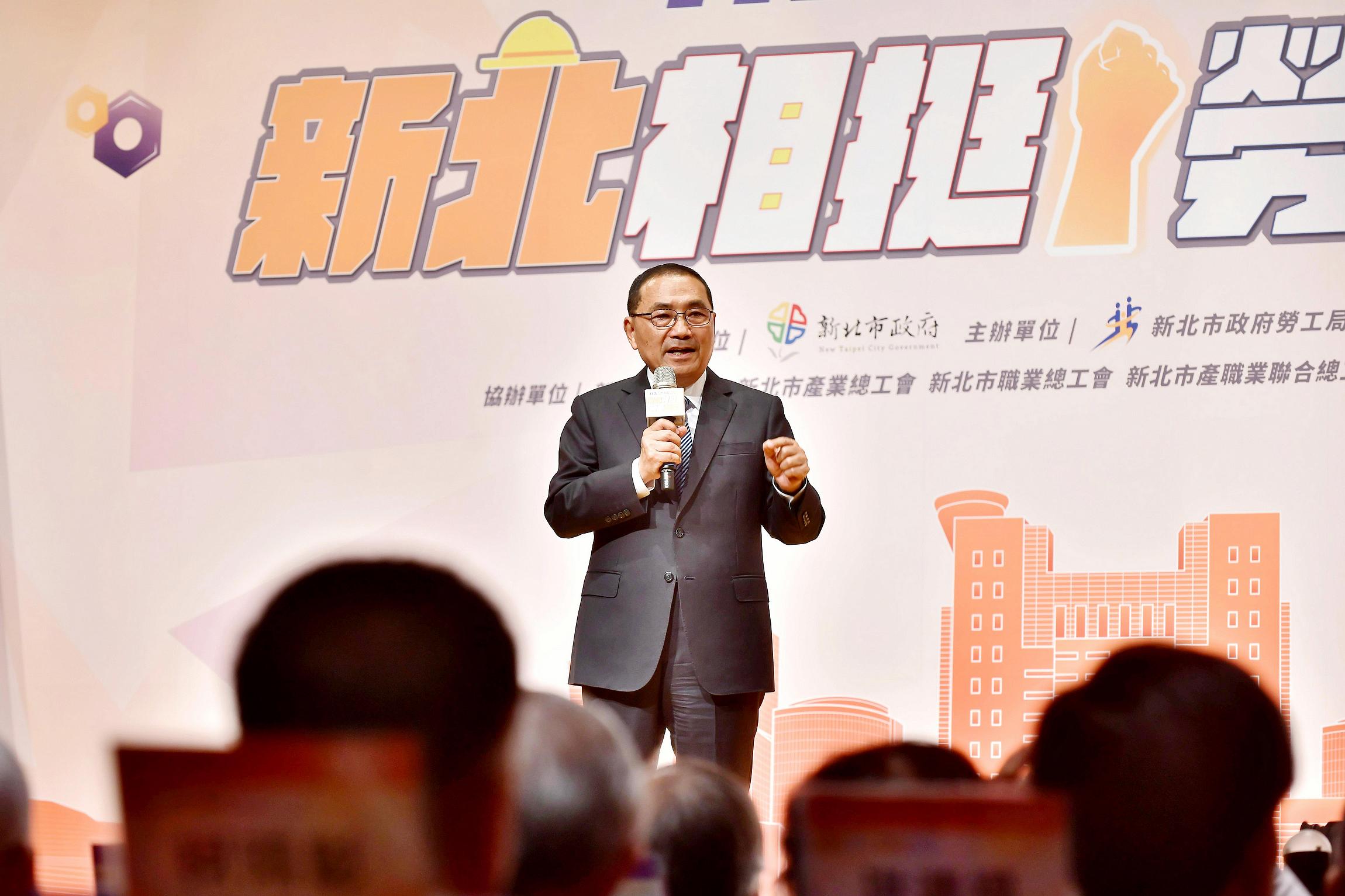 侯友宜今（25日）出席113年新北模範勞工與優良駕駛表揚大會。（新北市政府提供）