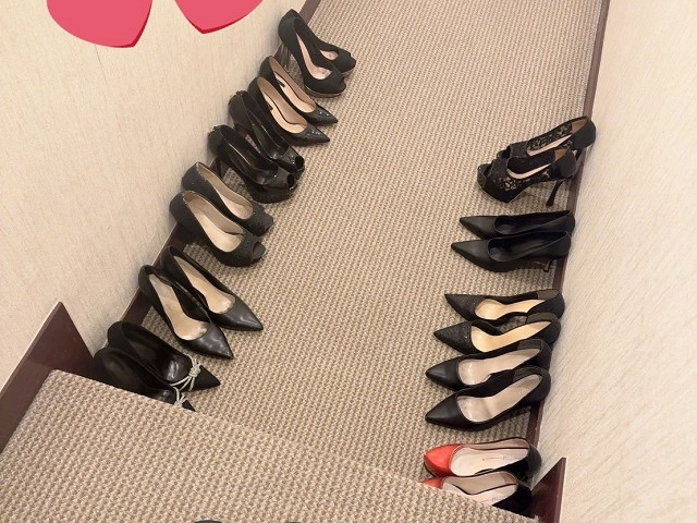 照片拍到11雙女鞋+1雙男拖鞋，不覺得怪怪嗎？網友狂猜「多人運動」。（翻自X平台）