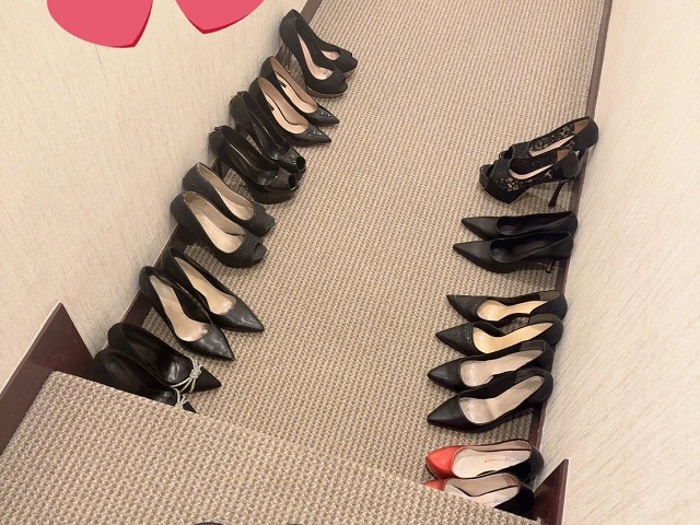 照片拍到11雙女鞋+1雙男拖鞋,不覺得怪怪嗎?網友狂猜「多人運動」。(翻自X平台)