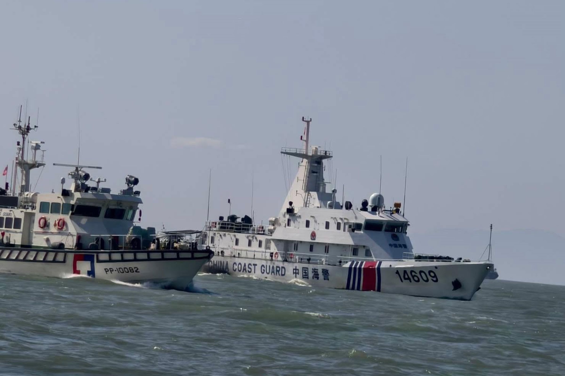 海巡官員示警，中共正以海警、公務船及各類公務機關為前鋒，透過登船檢查、無人機巡查、聯合執法等方式，不斷擴張在台灣周邊海域的實際控制範圍。（翻攝自海巡署-藍色國土的守護者﻿臉書）