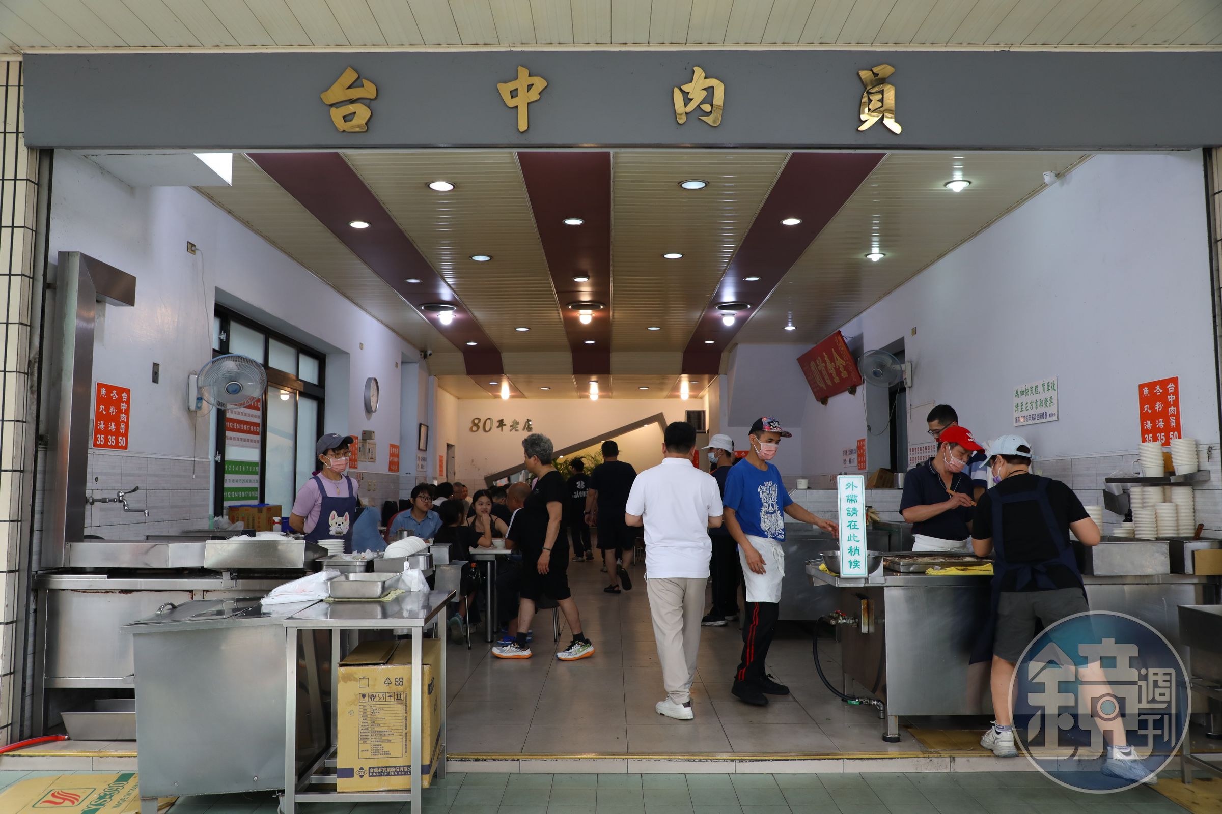 台中肉員的店頭清爽乾淨,上門的都是吃了幾十年的熟客。
